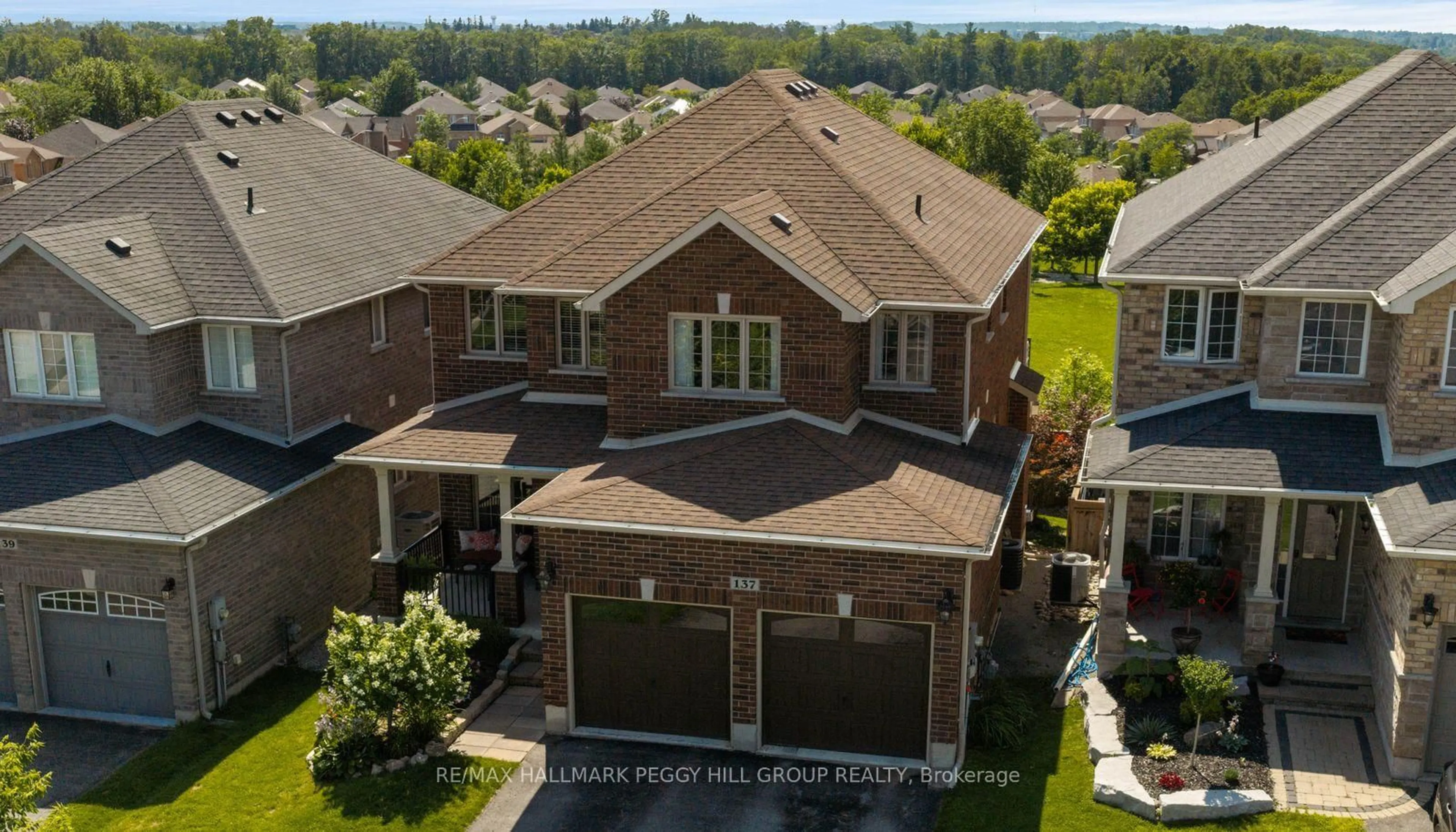 A pic from outside/outdoor area/front of a property/back of a property/a pic from drone, street for 137 Jewel House Lane, Barrie Ontario L4N 6E1