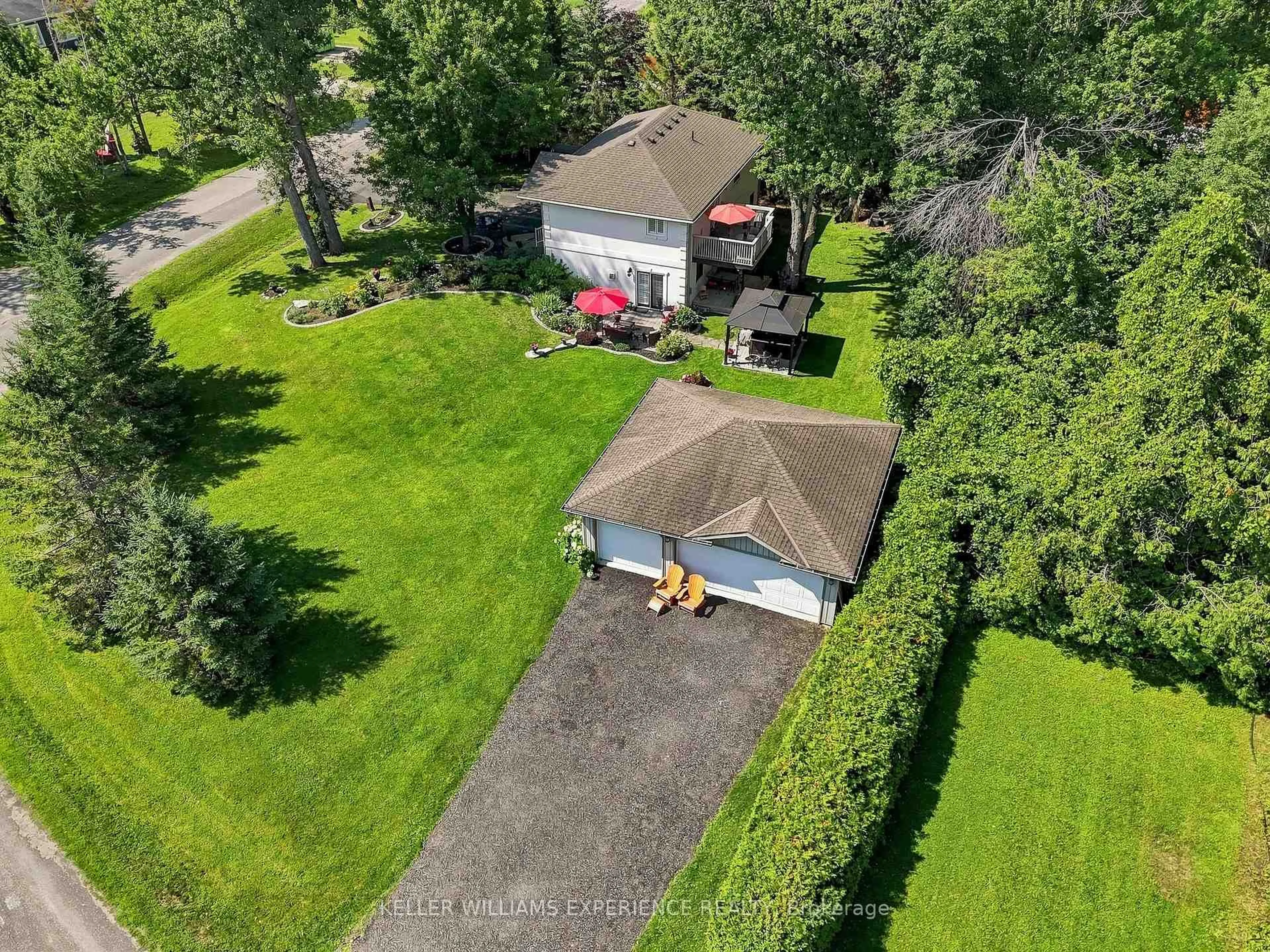 A pic from outside/outdoor area/front of a property/back of a property/a pic from drone, street for 2438 Amigo Dr, Severn Ontario L3V 0T9