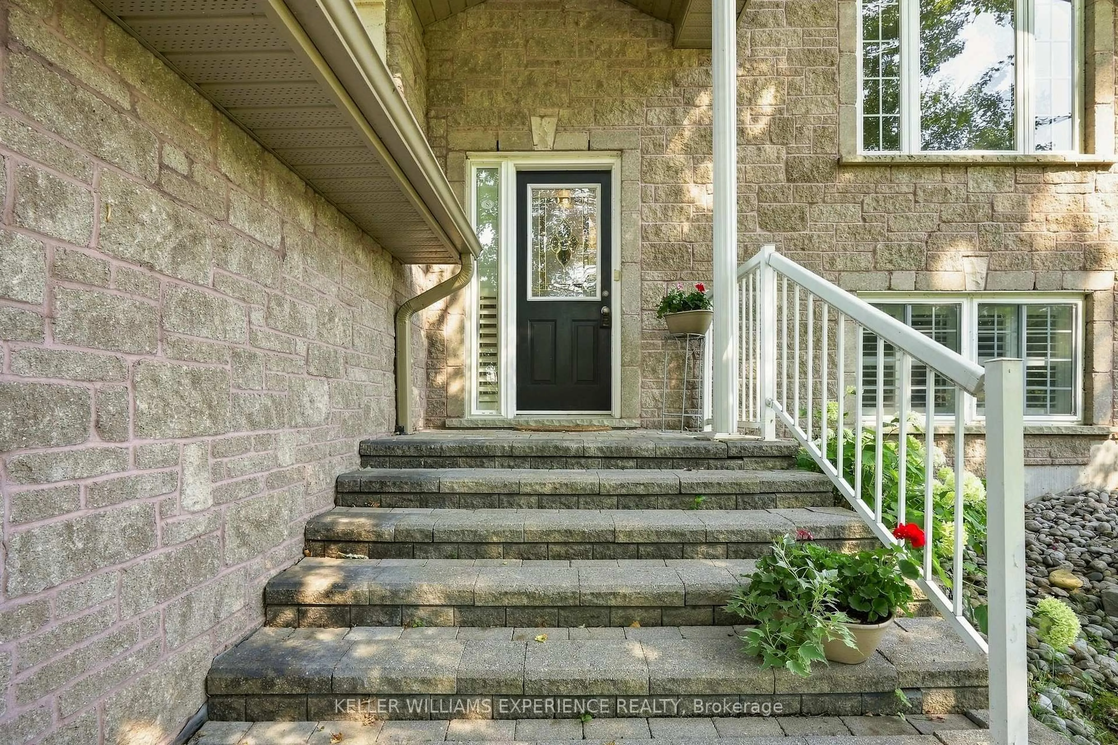 Indoor entryway for 2438 Amigo Dr, Severn Ontario L3V 0T9