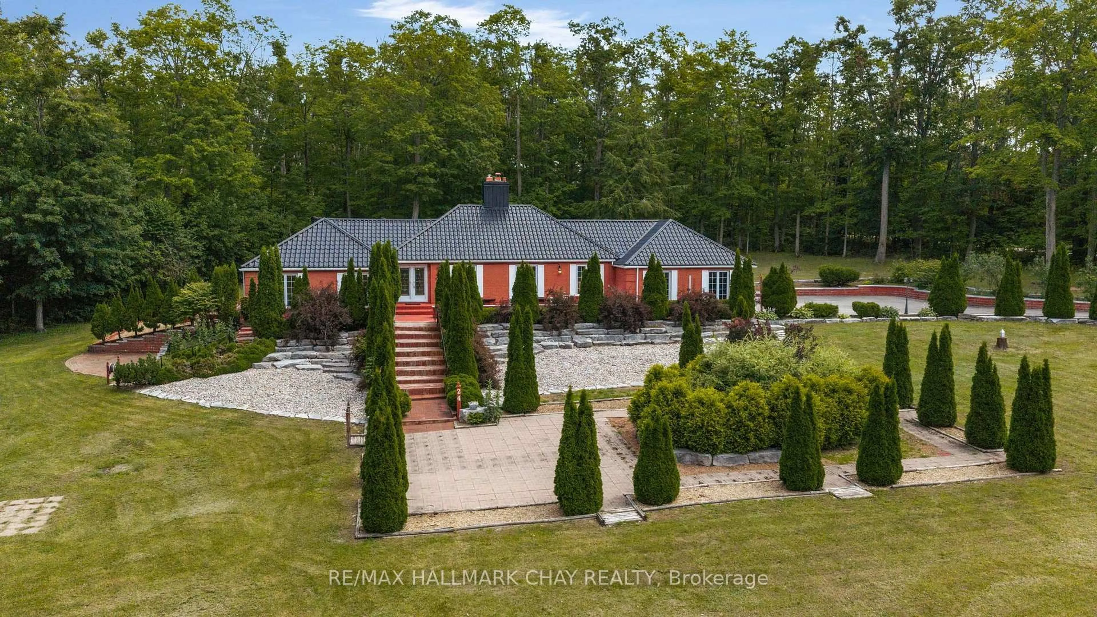A pic from outside/outdoor area/front of a property/back of a property/a pic from drone, building for 24 Woodland Cres, Oro-Medonte Ontario L4M 4Y8