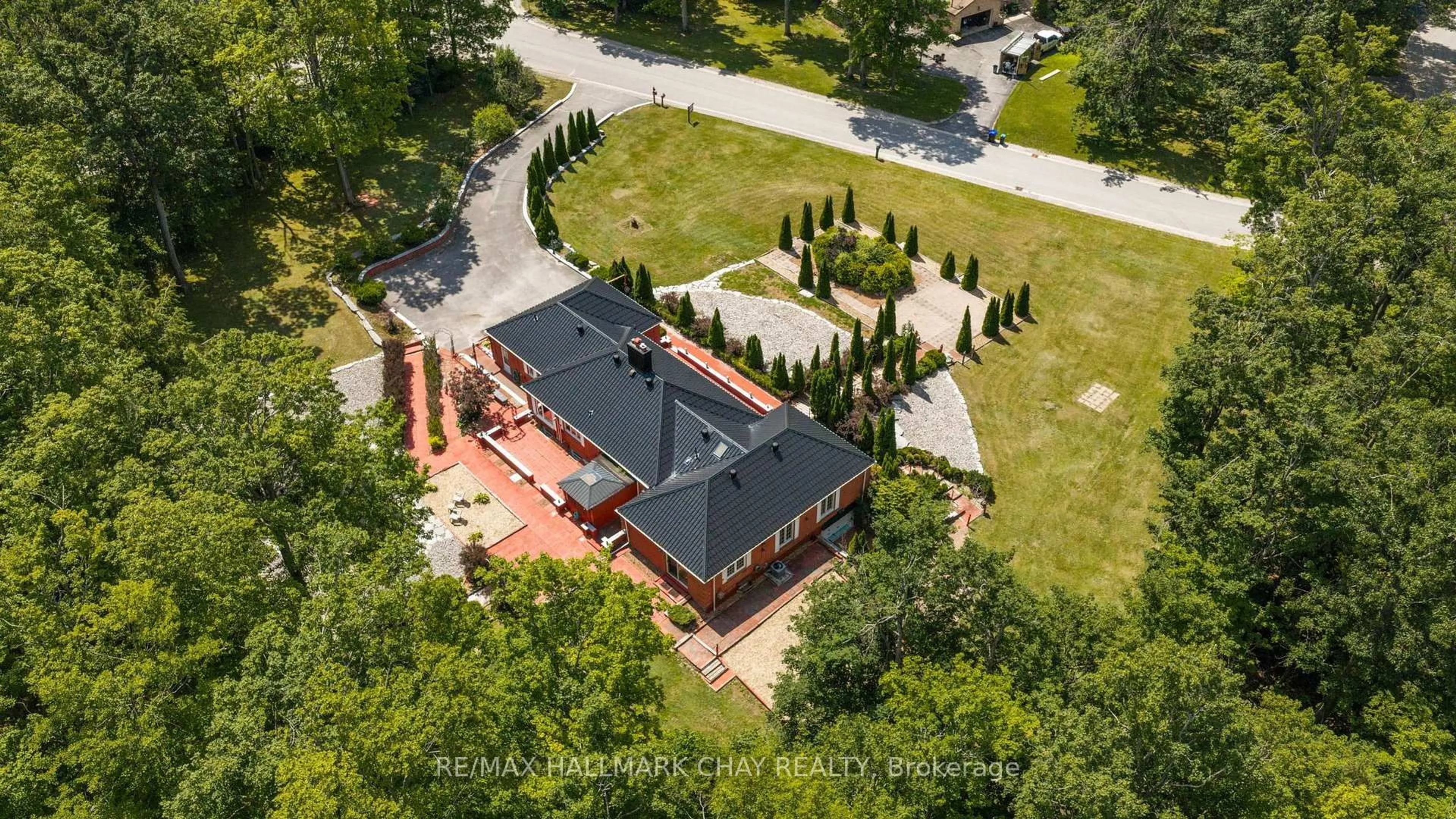 A pic from outside/outdoor area/front of a property/back of a property/a pic from drone, street for 24 Woodland Cres, Oro-Medonte Ontario L4M 4Y8