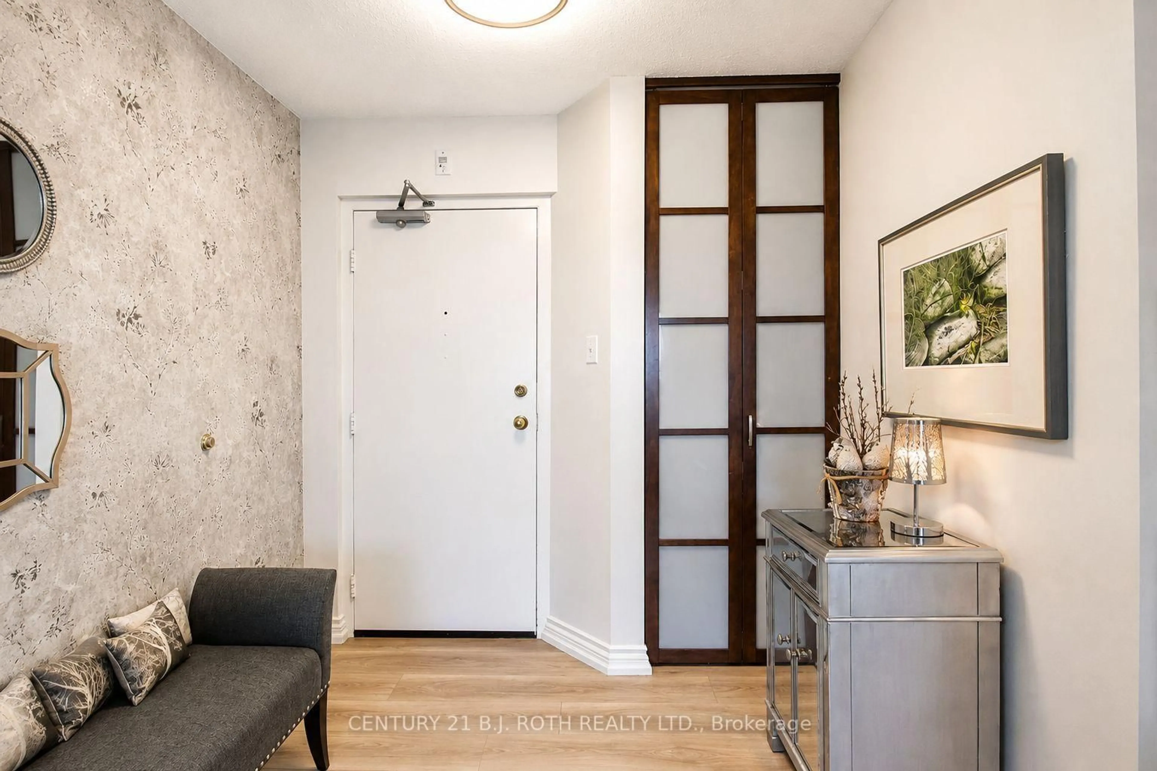 Indoor entryway for 181 Collier St #508, Barrie Ontario L4M 5L6