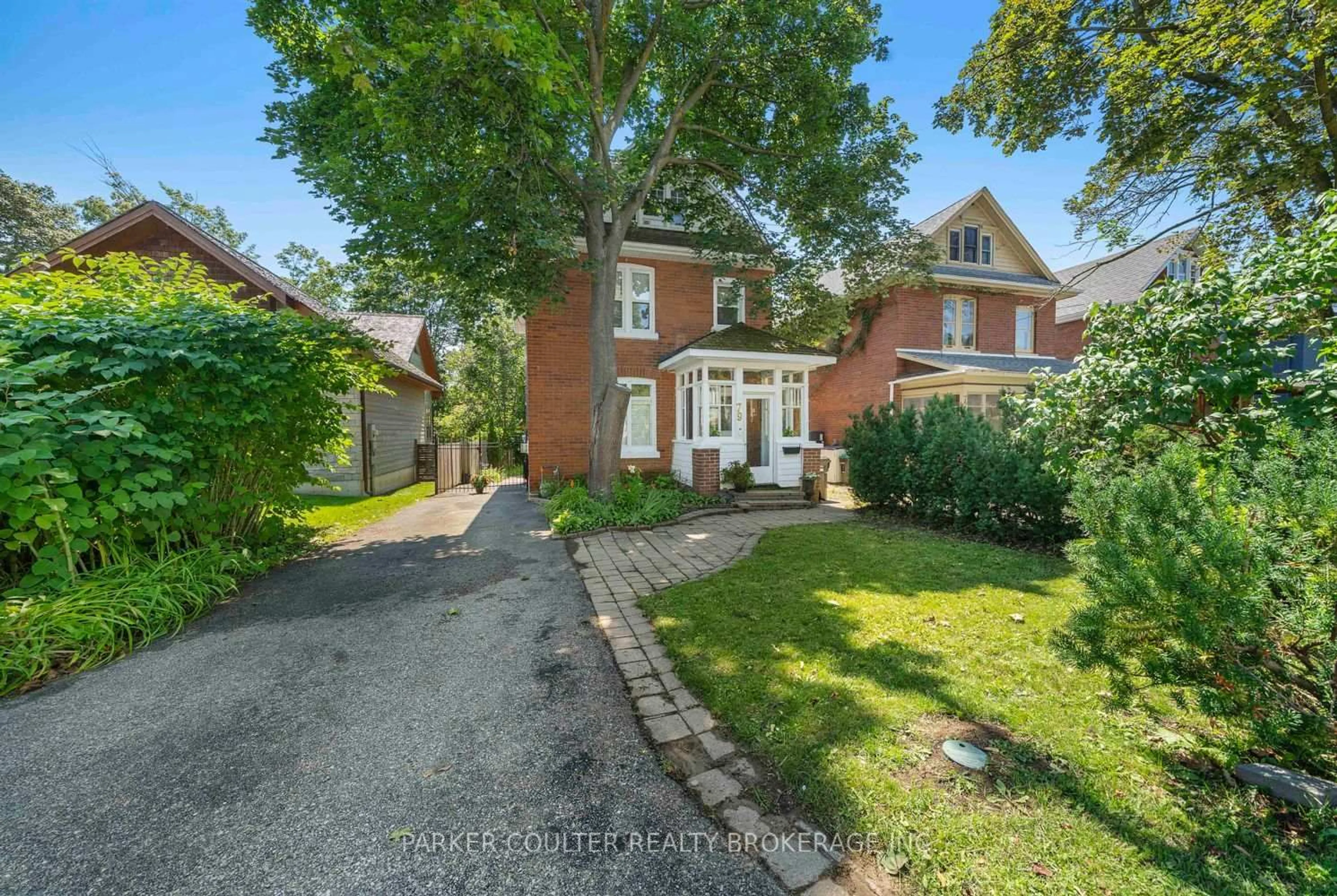 A pic from outside/outdoor area/front of a property/back of a property/a pic from drone, street for 79 Blake St, Barrie Ontario L4M 1C2
