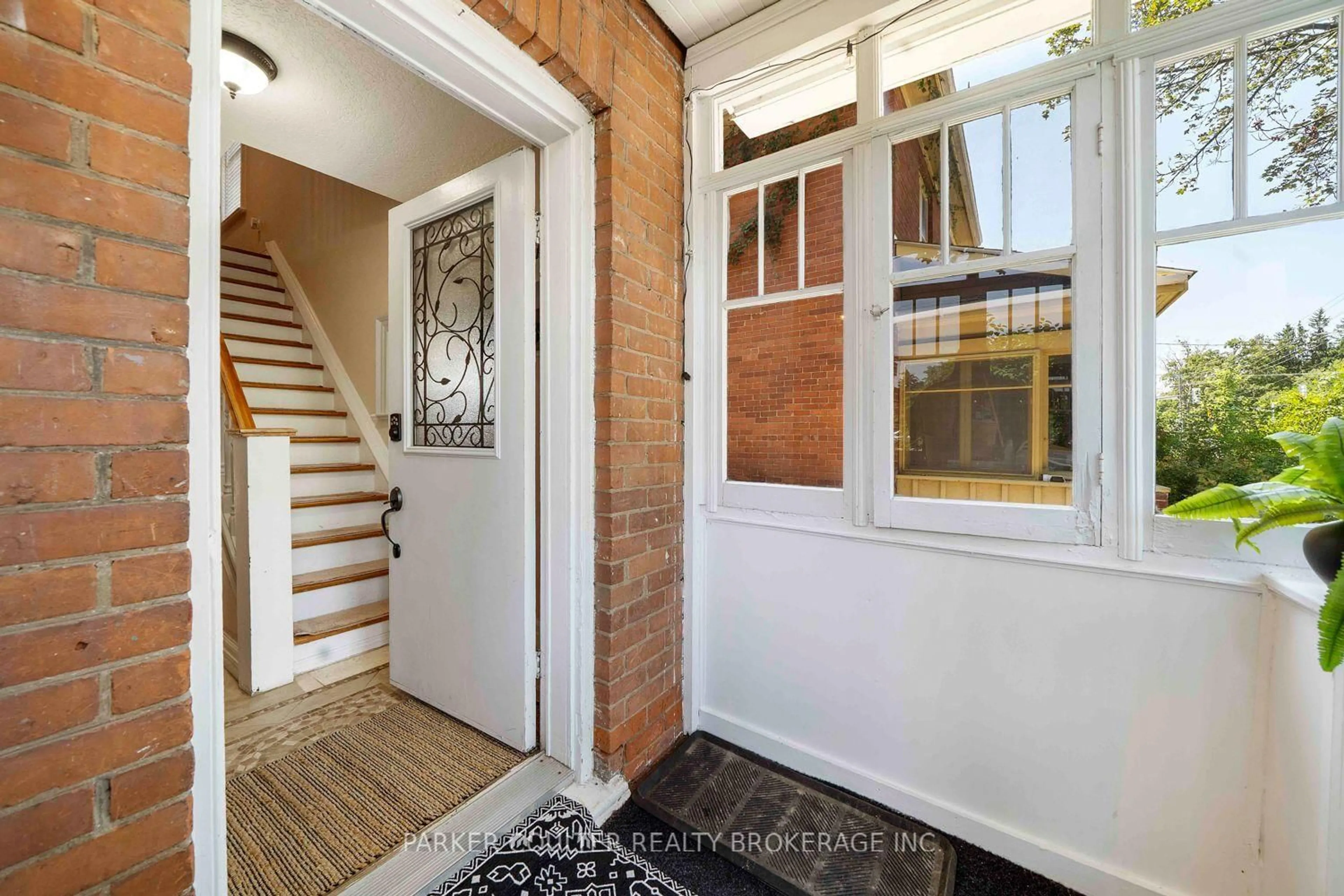 Indoor entryway for 79 Blake St, Barrie Ontario L4M 1C2