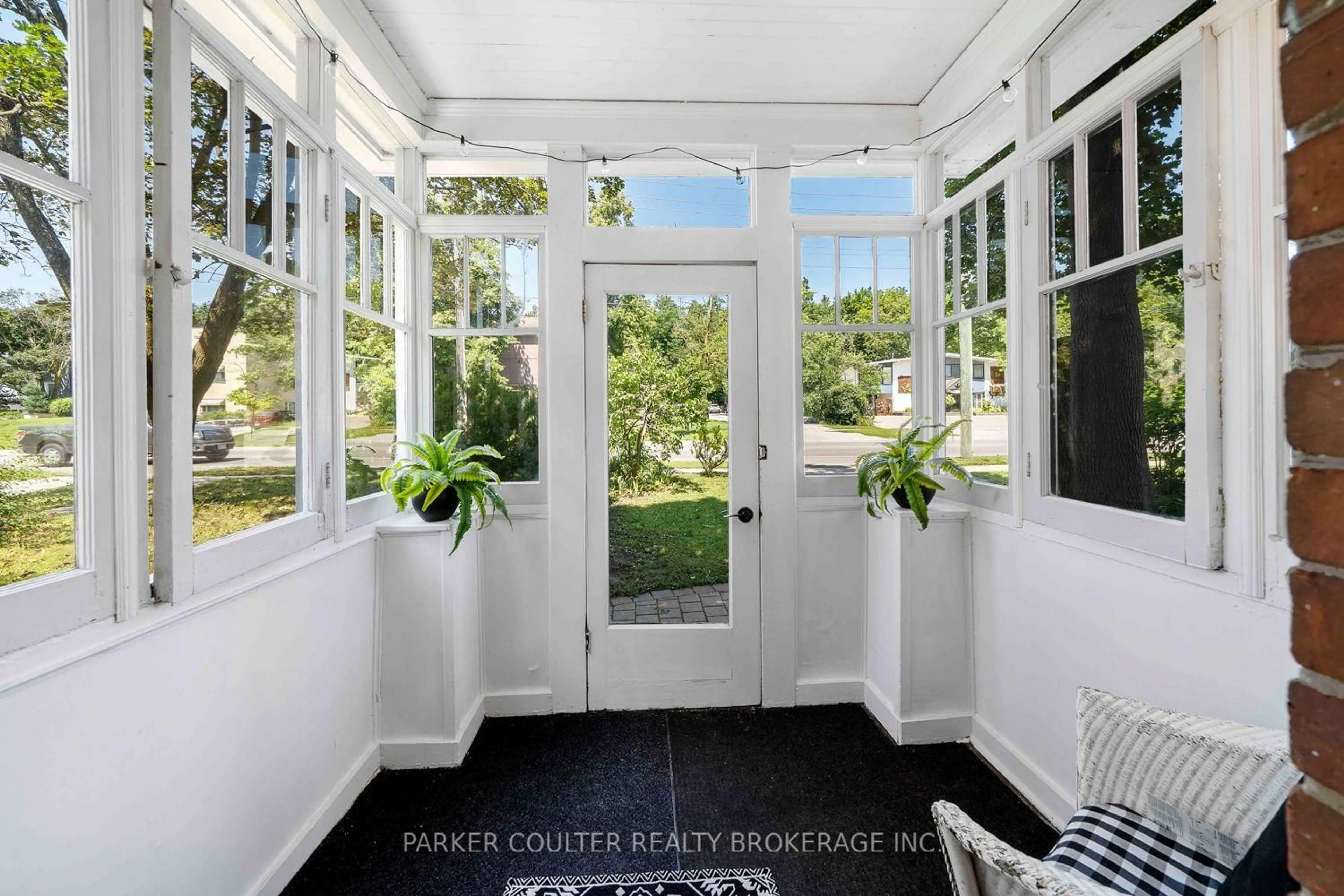 Indoor entryway for 79 Blake St, Barrie Ontario L4M 1C2