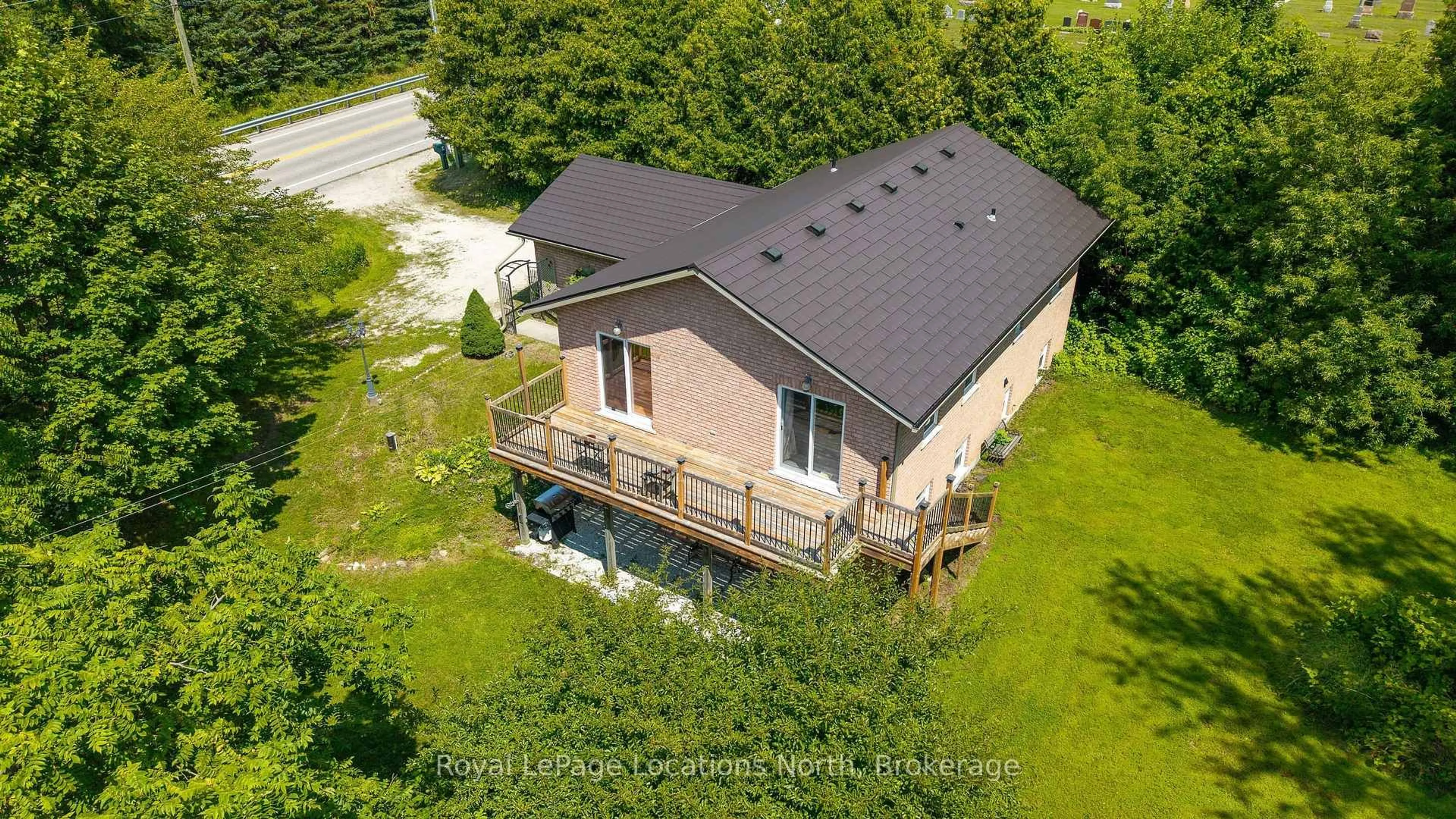 A pic from outside/outdoor area/front of a property/back of a property/a pic from drone, unknown for 8081 Poplar Sdrd, Clearview Ontario L9Y 3Y9