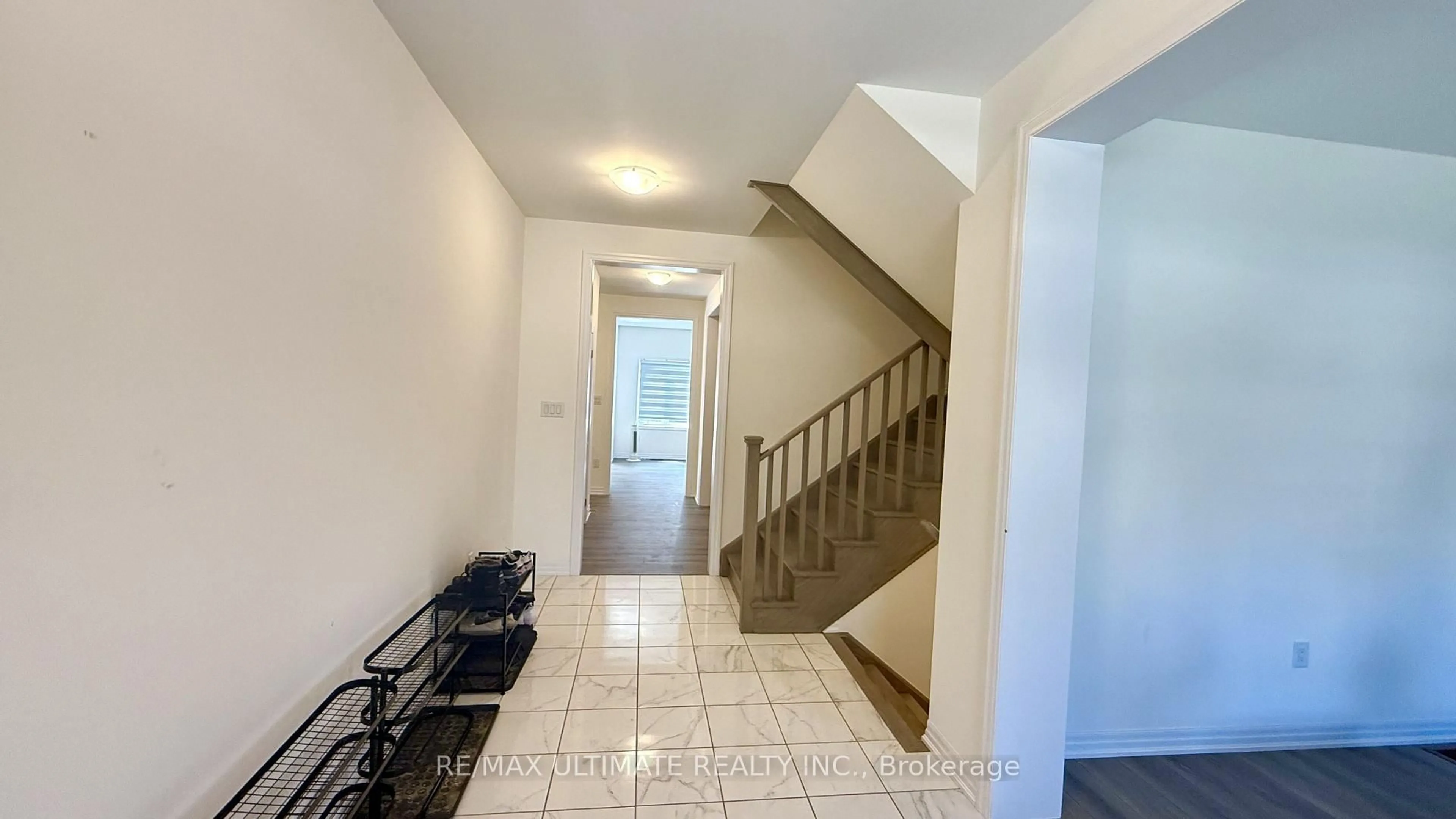 Indoor foyer for 258 Warden St, Clearview Ontario L0M 1S0