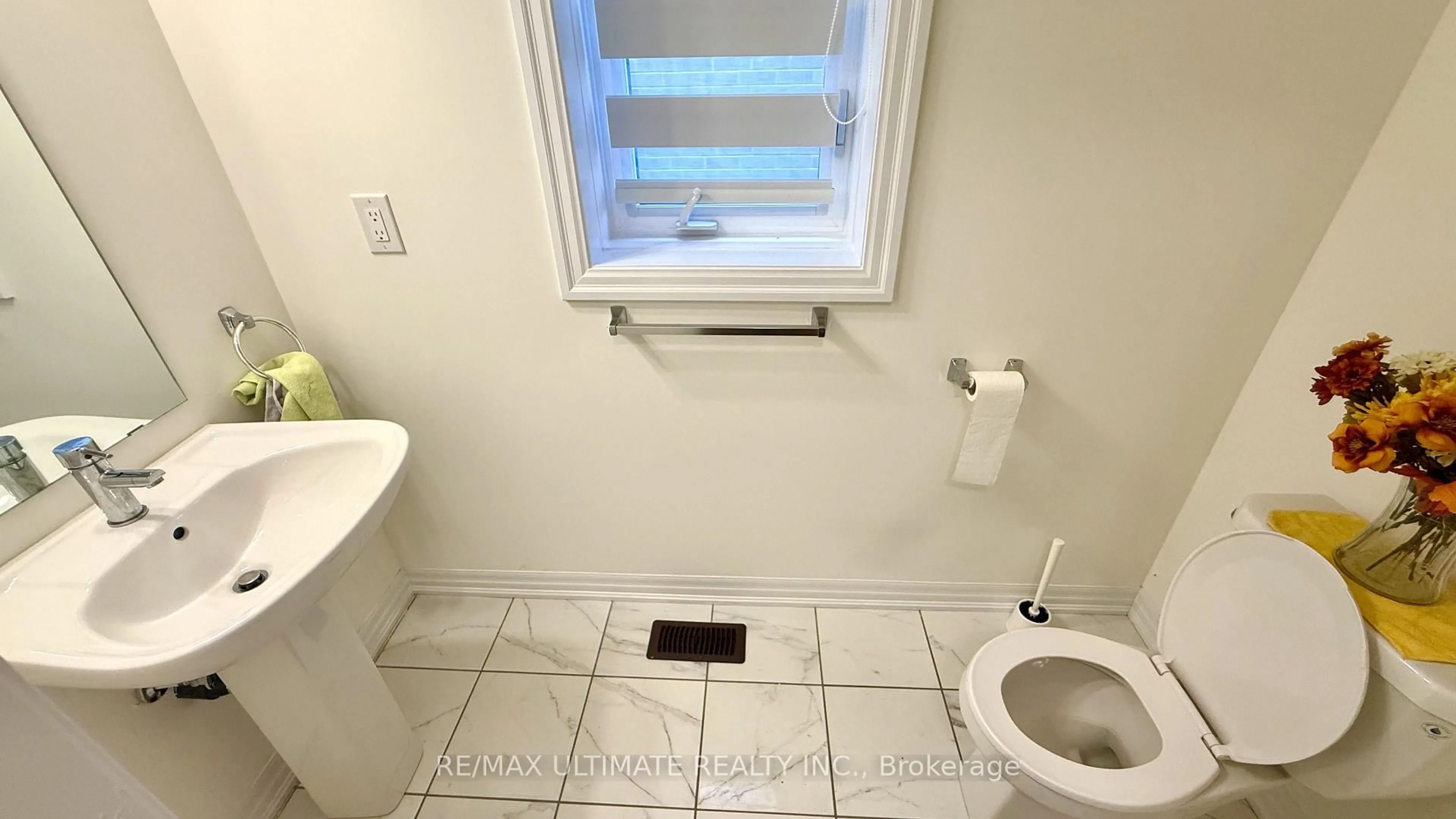 Standard bathroom, unknown for 258 Warden St, Clearview Ontario L0M 1S0