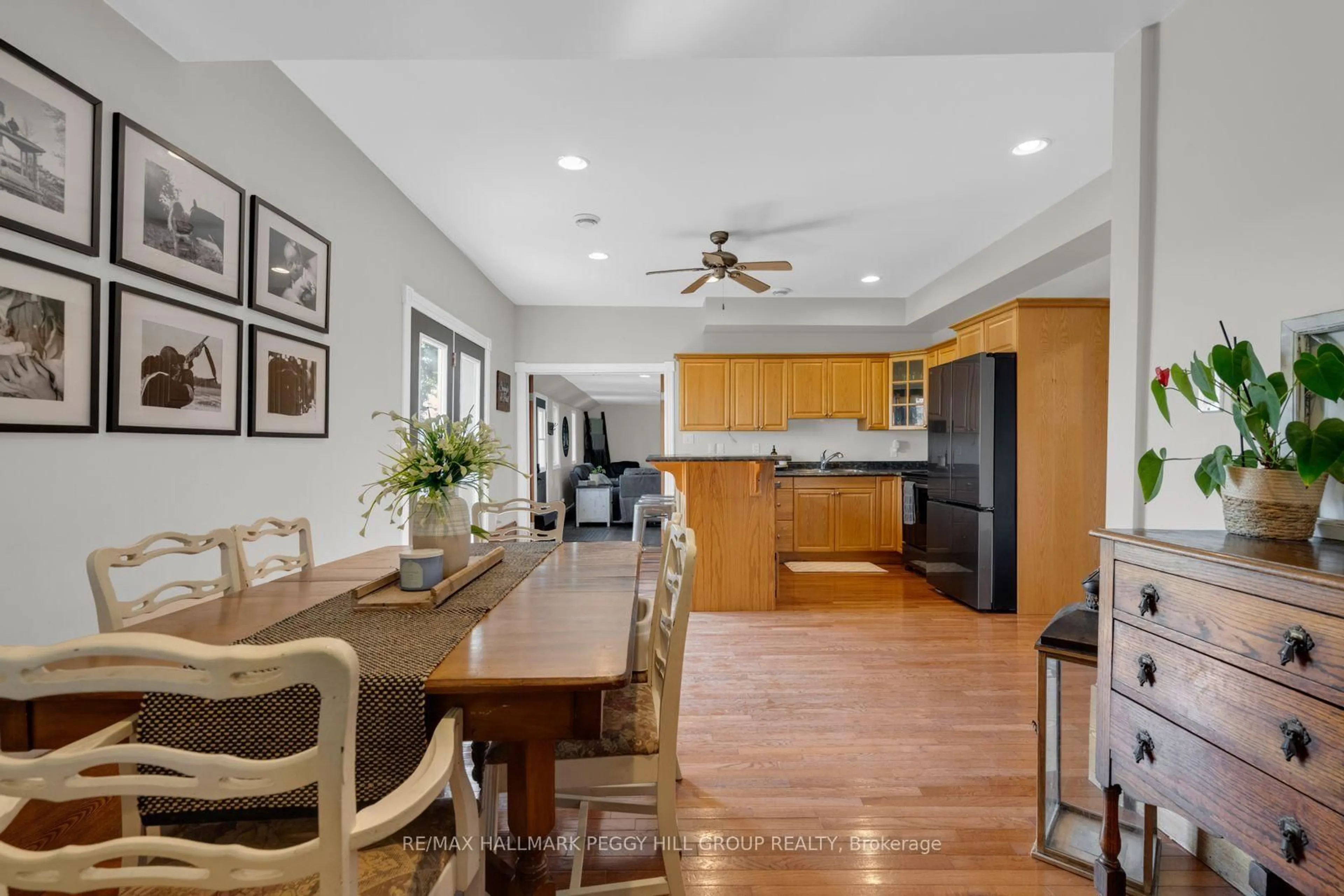 Open concept kitchen, unknown for 4295 Horseshoe Valley Rd, Springwater Ontario L9X 1G1