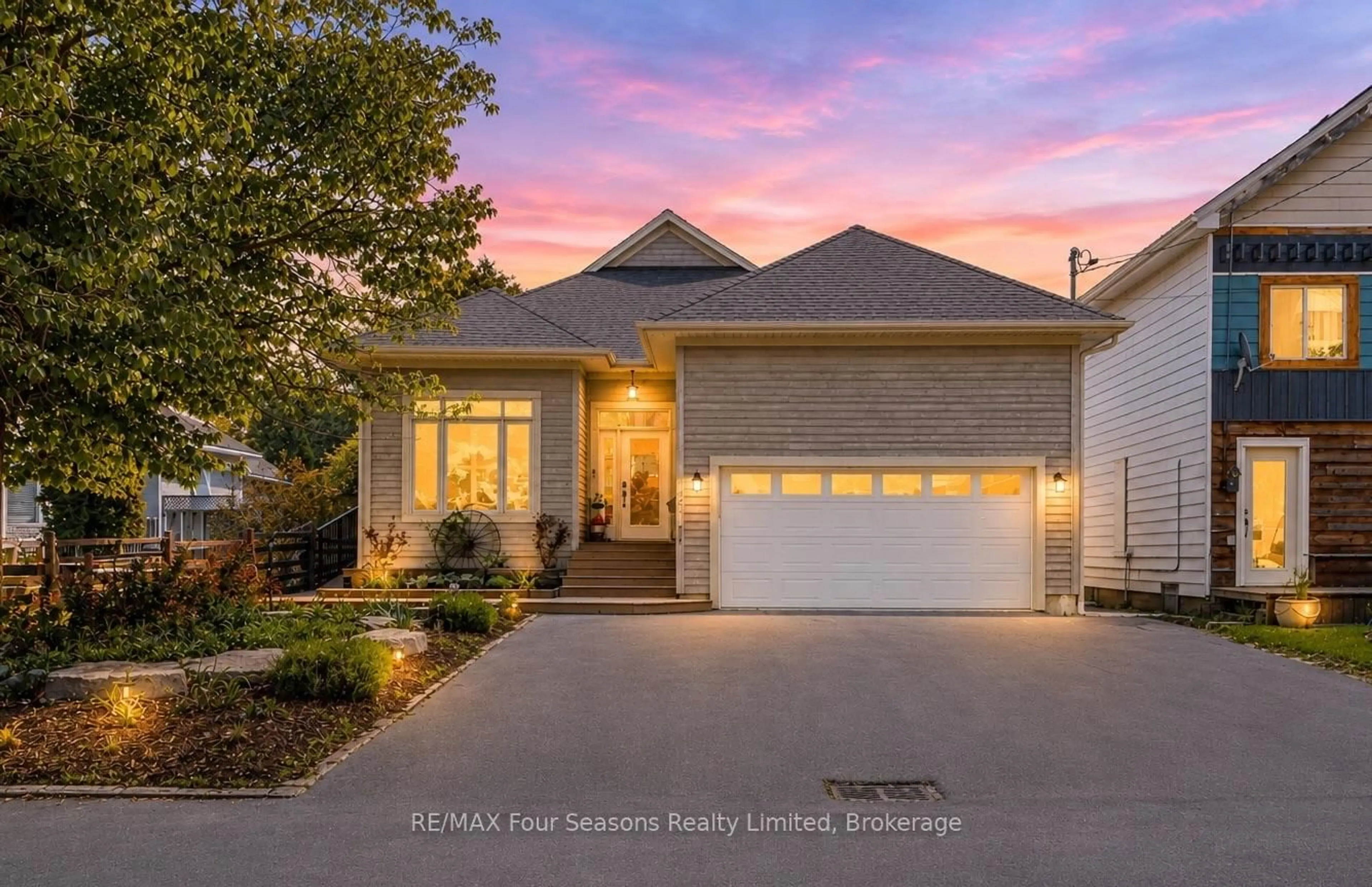Home with vinyl exterior material, street for 121 Elm St, Collingwood Ontario L9Y 3J3