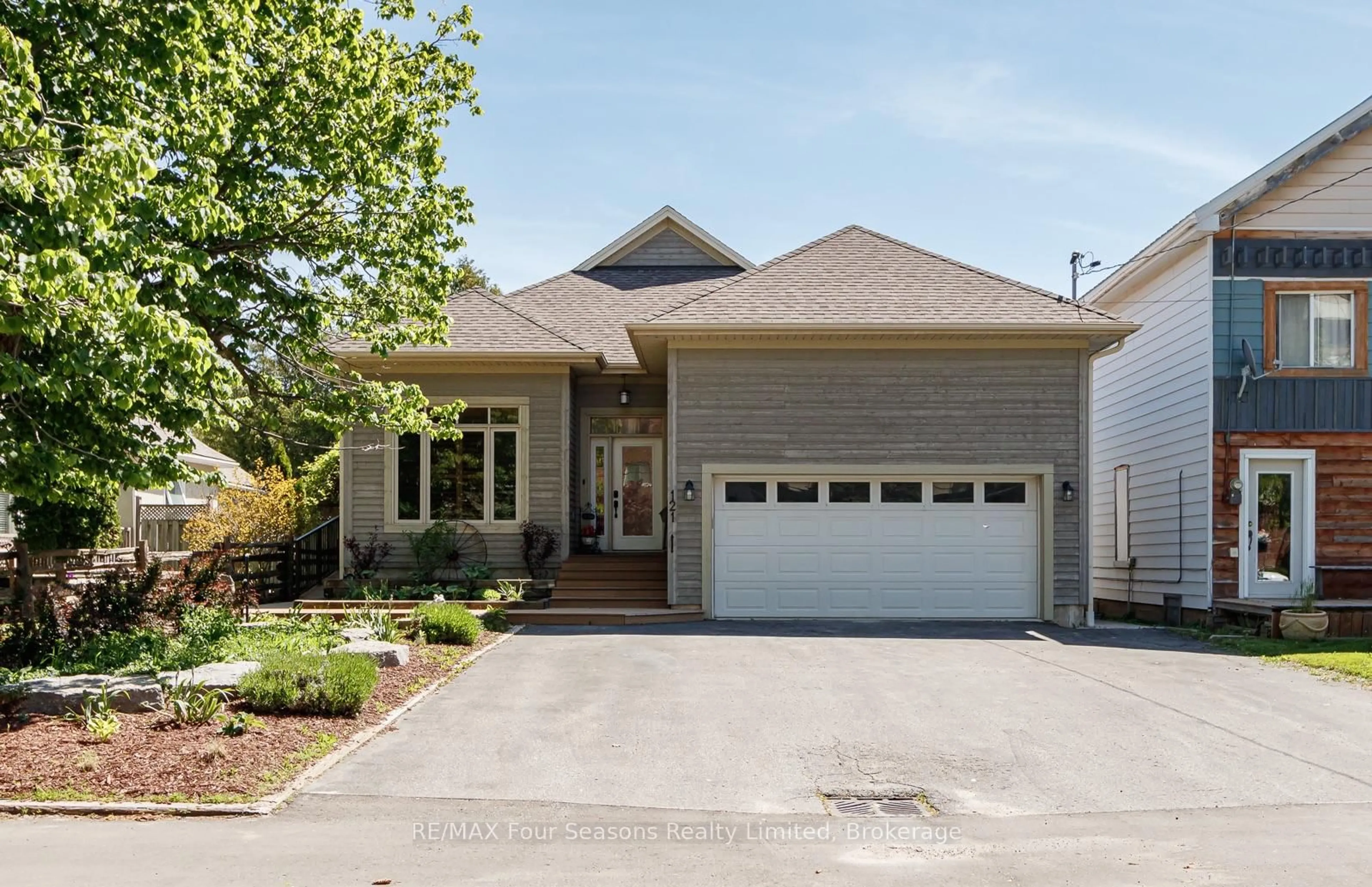 Home with brick exterior material, street for 121 Elm St, Collingwood Ontario L9Y 3J3