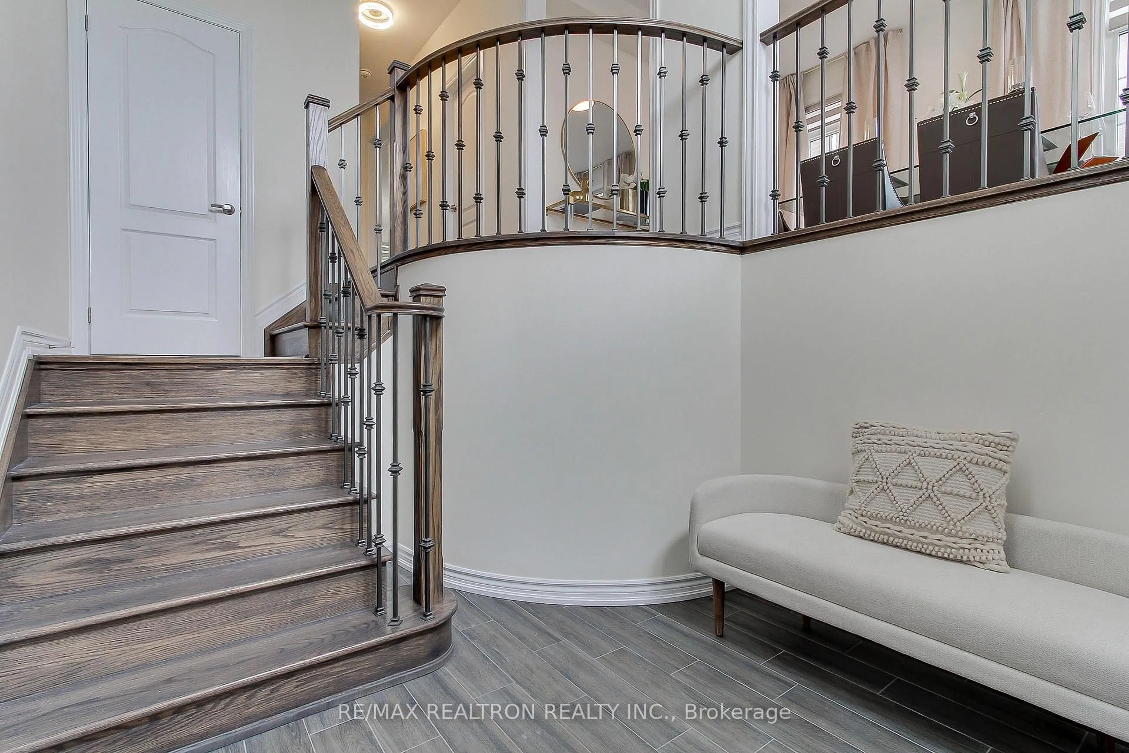 Indoor entryway for 3046 Monarch Dr, Orillia Ontario L3V 8K3