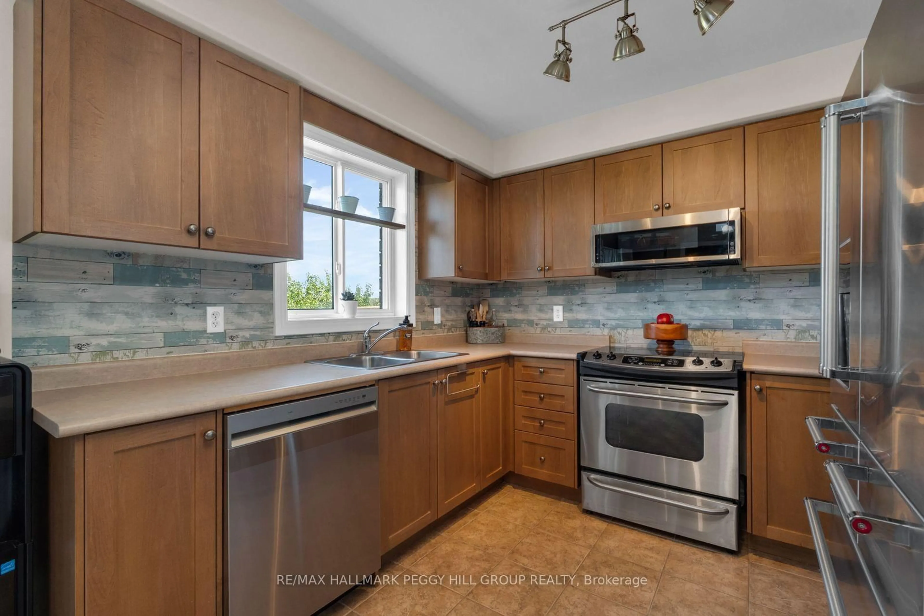Standard kitchen, ceramic/tile floor for 34 Knox Dr, Springwater Ontario L0L 1P0