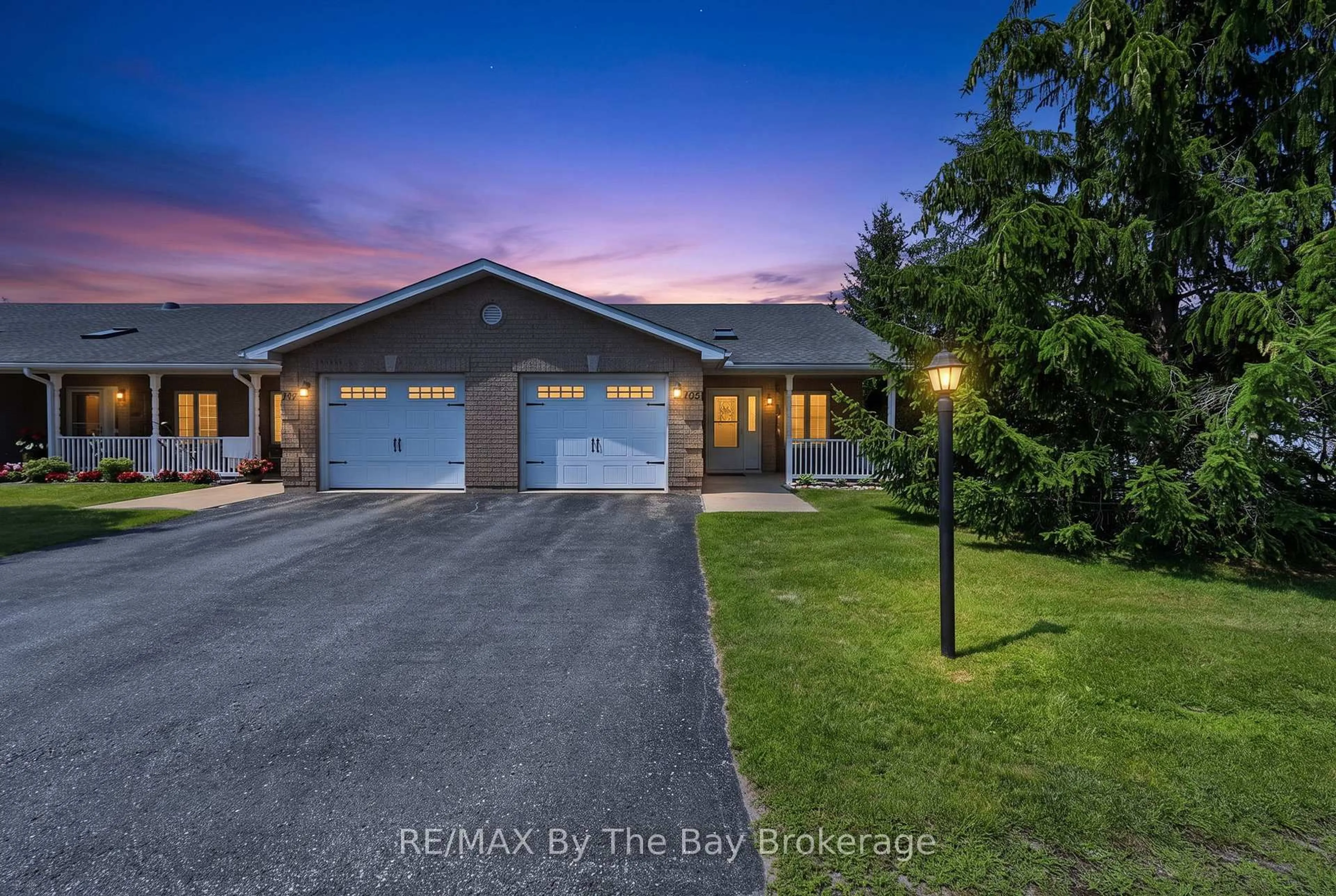 A pic from outside/outdoor area/front of a property/back of a property/a pic from drone, unknown for 105 Meadow Lane, Wasaga Beach Ontario L9Z 0A4