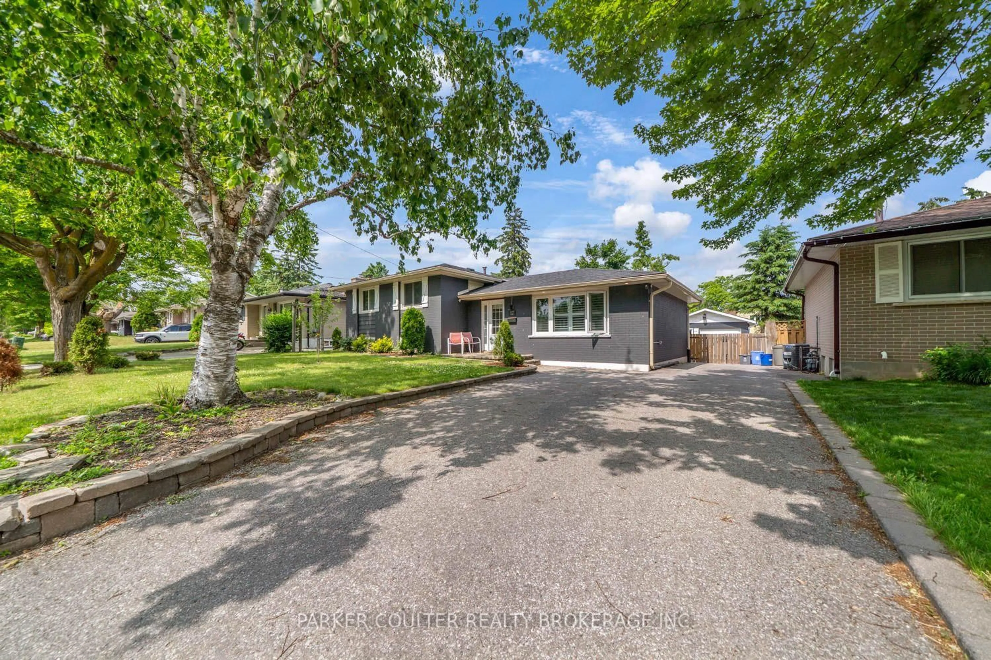 A pic from outside/outdoor area/front of a property/back of a property/a pic from drone, street for 17 Harding Ave, Barrie Ontario L4M 3K1