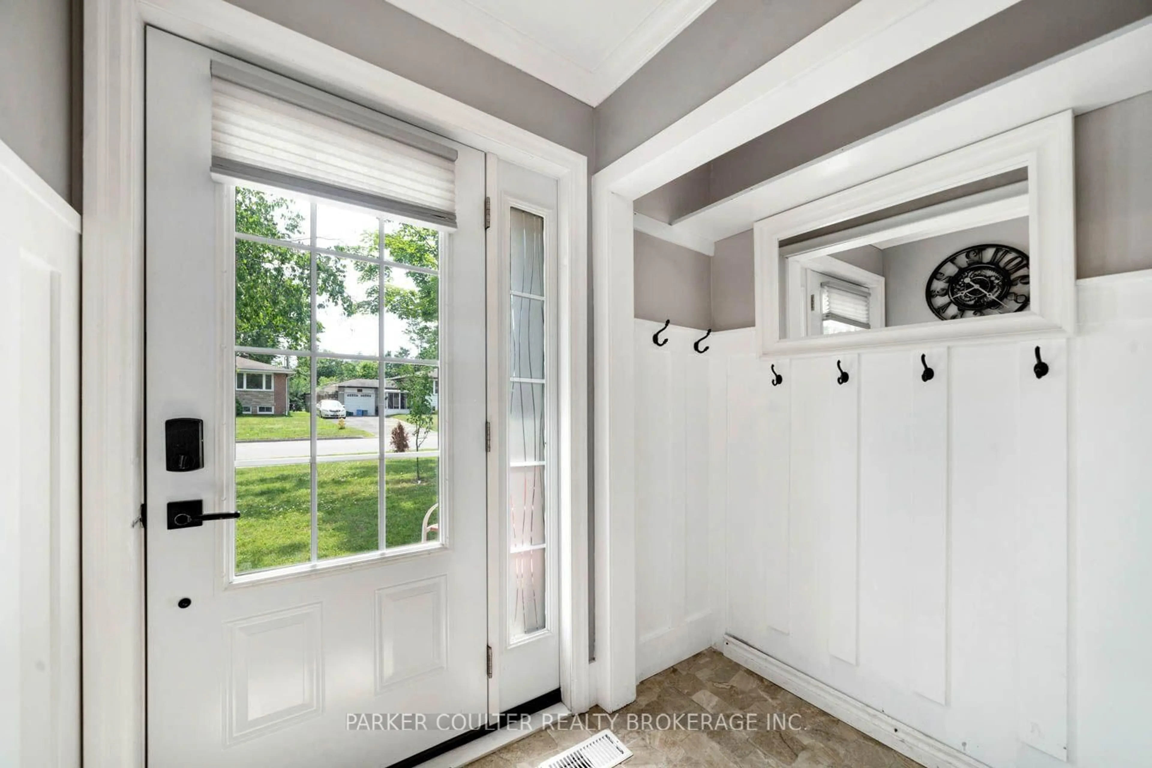 Indoor entryway for 17 Harding Ave, Barrie Ontario L4M 3K1