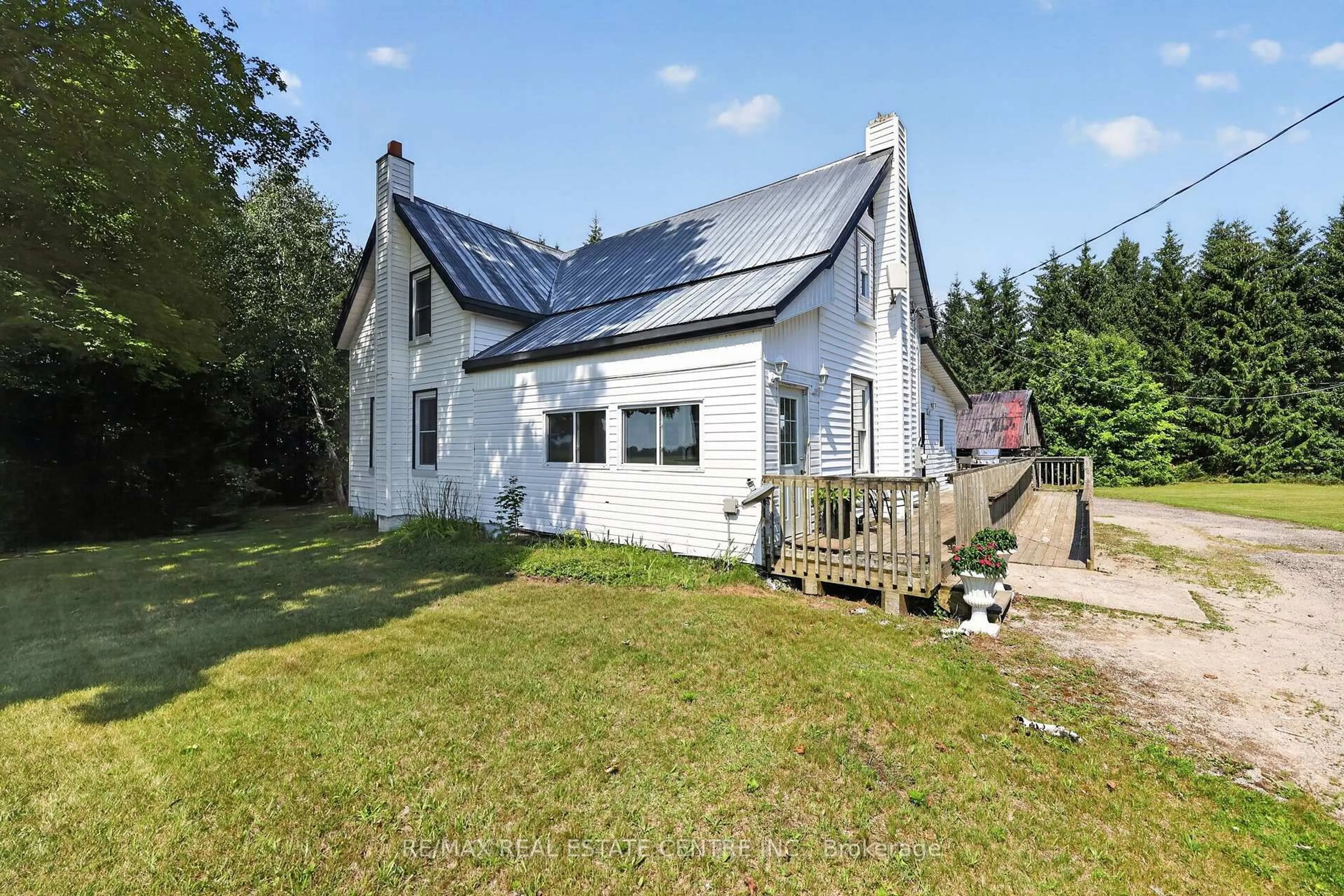 A pic from outside/outdoor area/front of a property/back of a property/a pic from drone, building for 652 Concession 18 W, Tiny Ontario L9M 1R3
