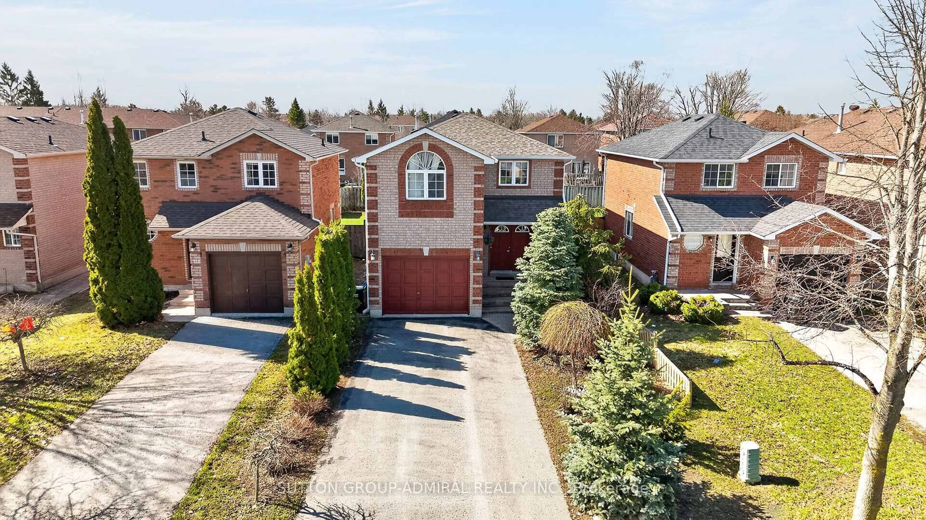 A pic from outside/outdoor area/front of a property/back of a property/a pic from drone, street for 213 Tunbridge Rd, Barrie Ontario L4M 6R6