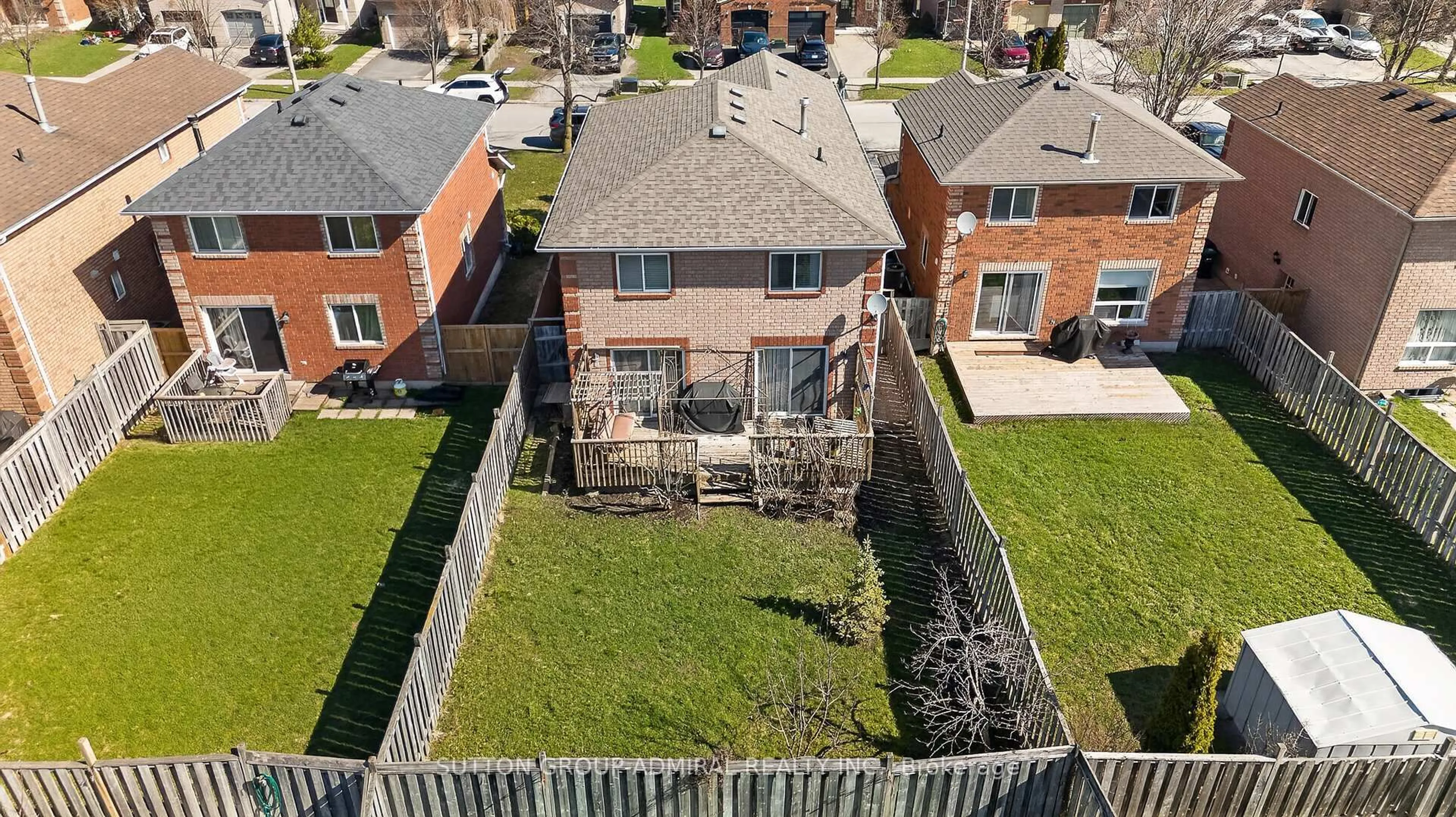 A pic from outside/outdoor area/front of a property/back of a property/a pic from drone, city buildings view from balcony for 213 Tunbridge Rd, Barrie Ontario L4M 6R6