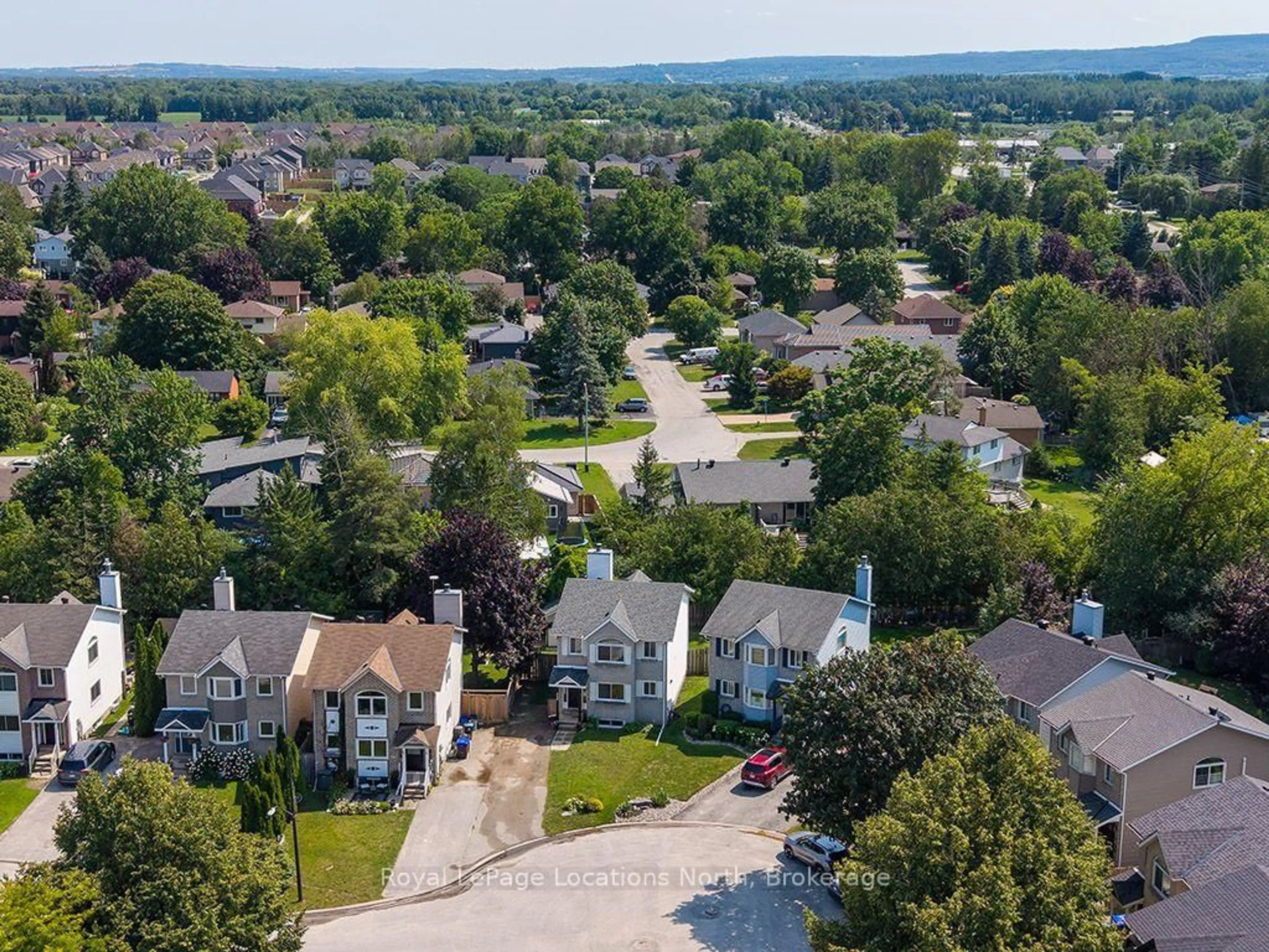 A pic from outside/outdoor area/front of a property/back of a property/a pic from drone, street for 724 Ste Marie St, Collingwood Ontario L9Y 4T5