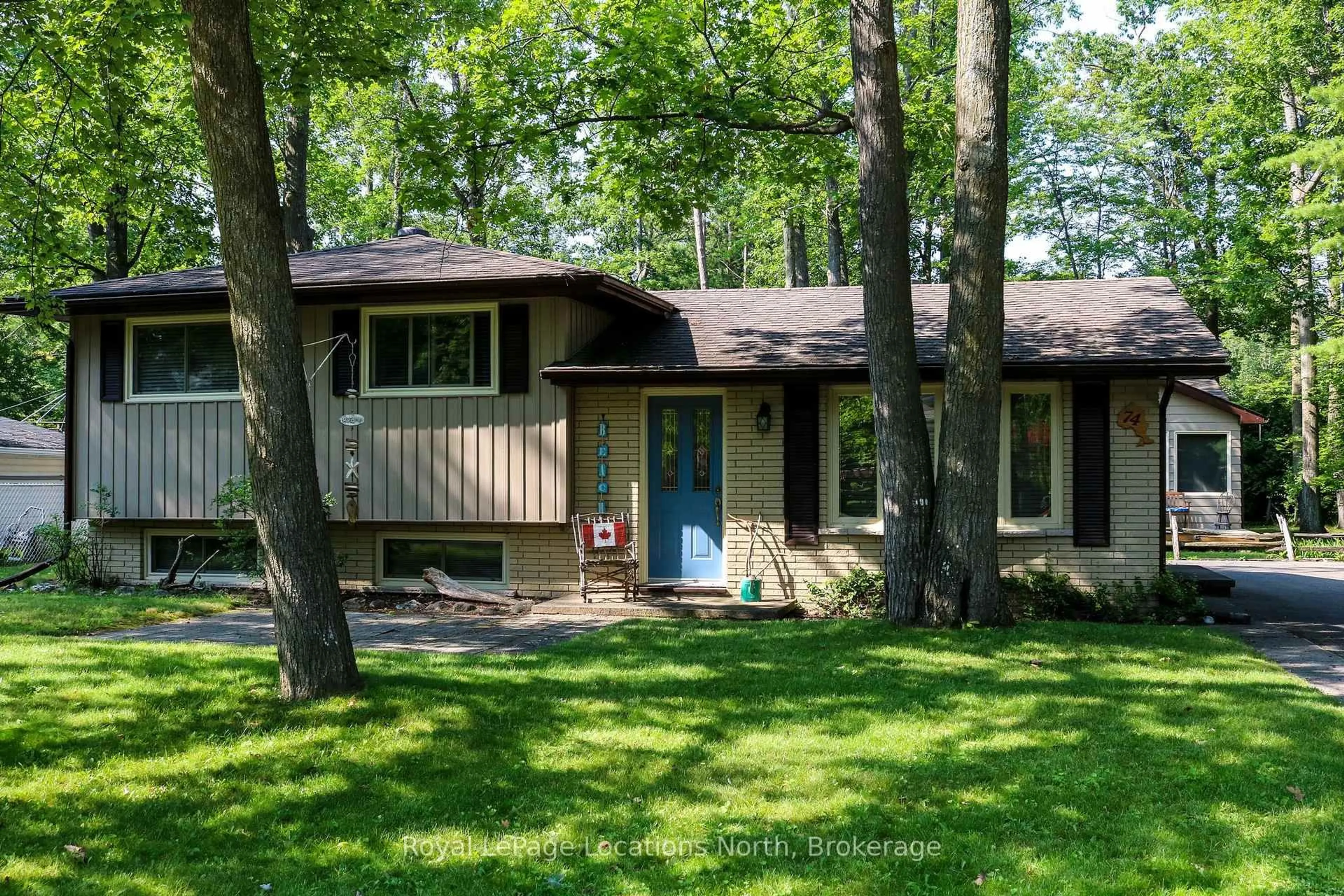 Home with vinyl exterior material, forest/trees view for 74 27th St, Wasaga Beach Ontario L9Z 2E5