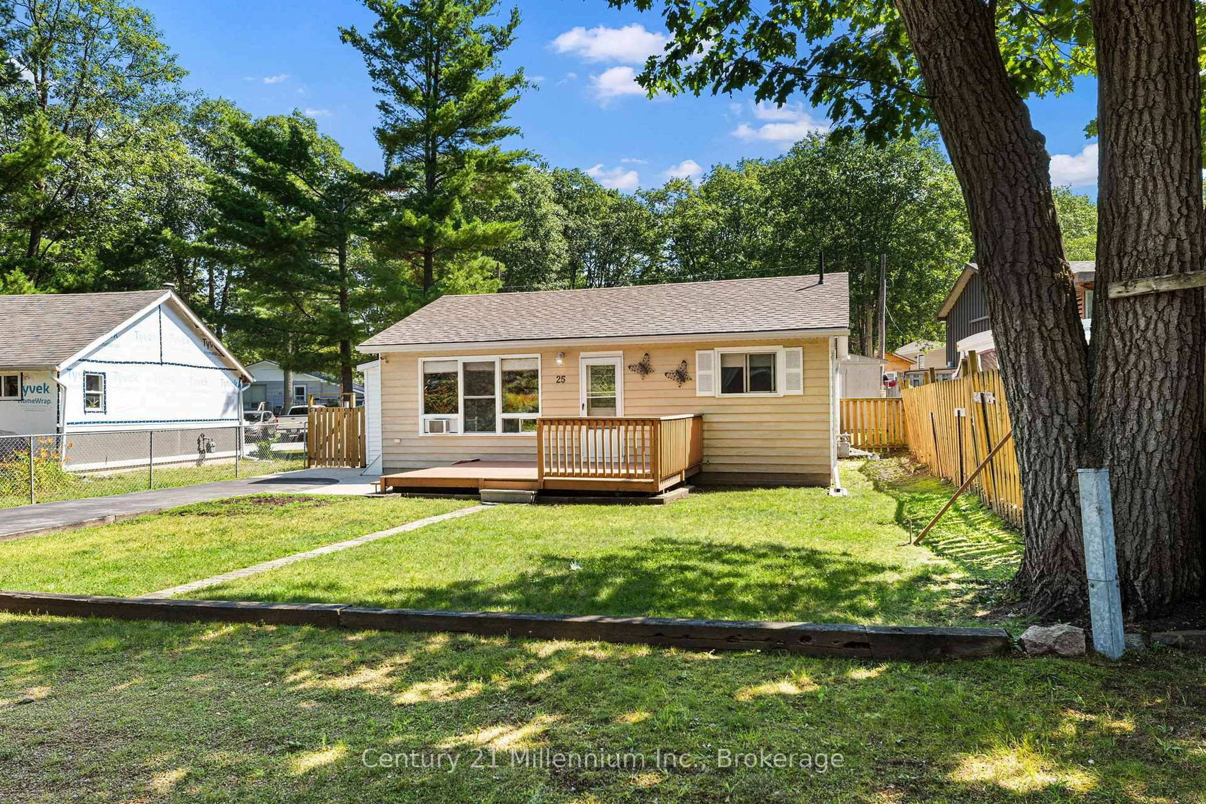 Home with vinyl exterior material, street for 25 Glendale Ave, Wasaga Beach Ontario L9Z 2T1