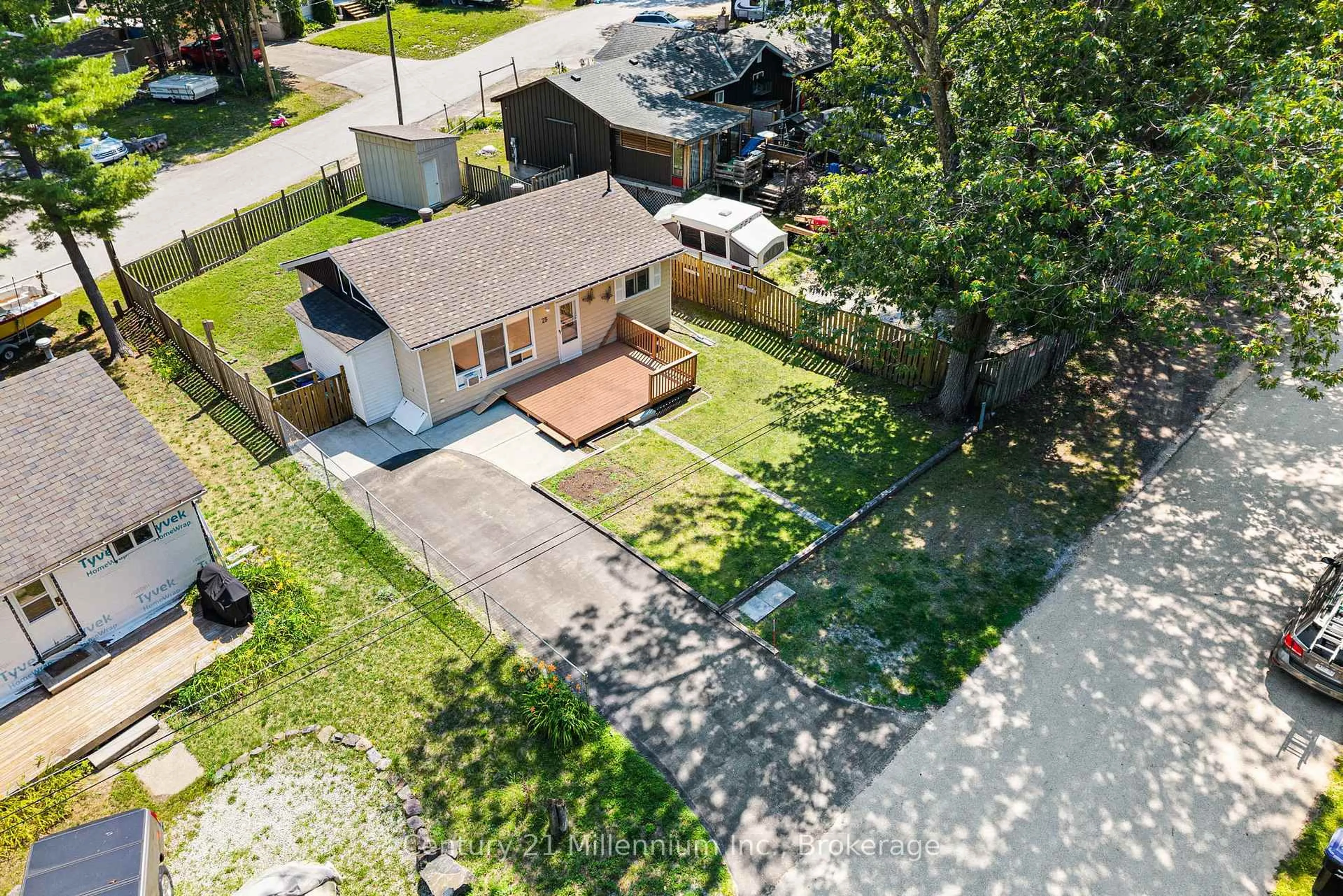 A pic from outside/outdoor area/front of a property/back of a property/a pic from drone, street for 25 Glendale Ave, Wasaga Beach Ontario L9Z 2T1