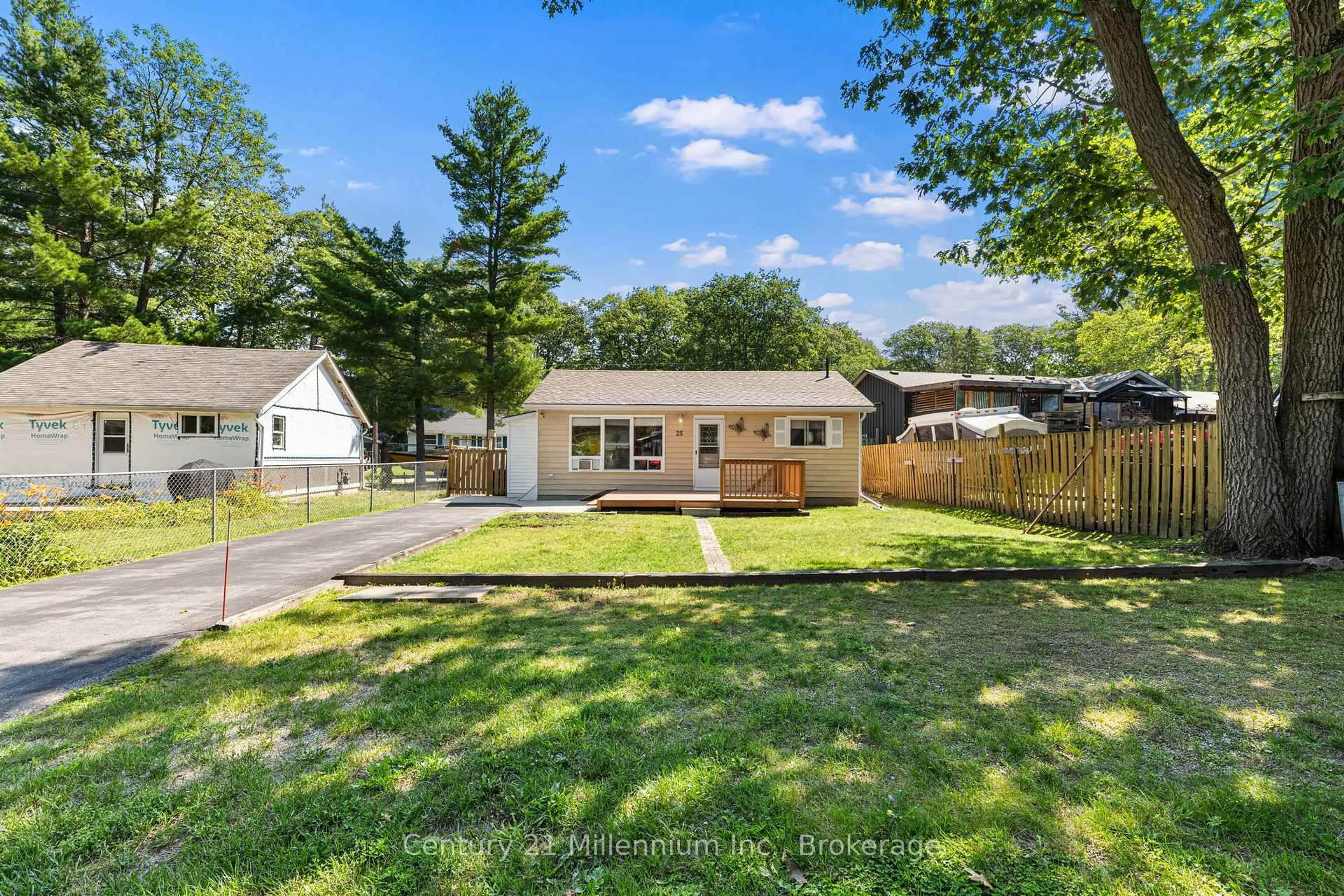 A pic from outside/outdoor area/front of a property/back of a property/a pic from drone, street for 25 Glendale Ave, Wasaga Beach Ontario L9Z 2T1