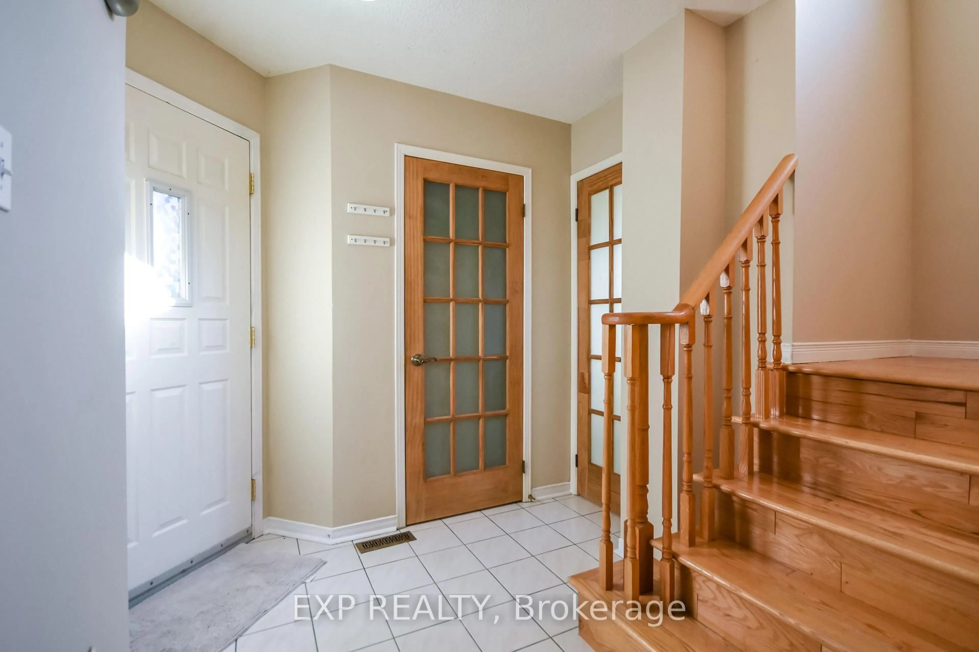 Indoor entryway for 157 Livingstone St, Barrie Ontario L4N 7J7