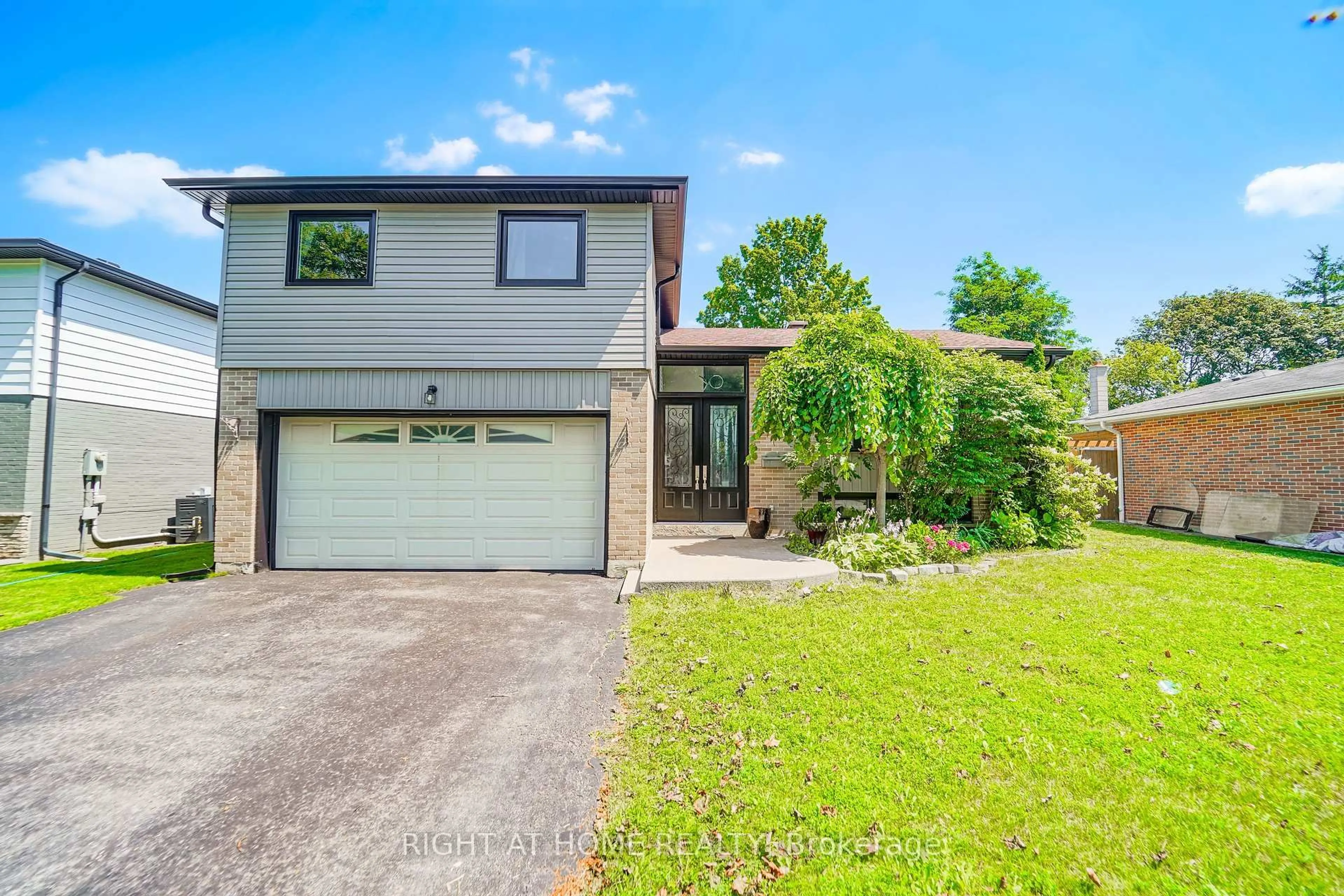 Home with brick exterior material, street for 17 Clover Ave, Barrie Ontario L4N 3M7