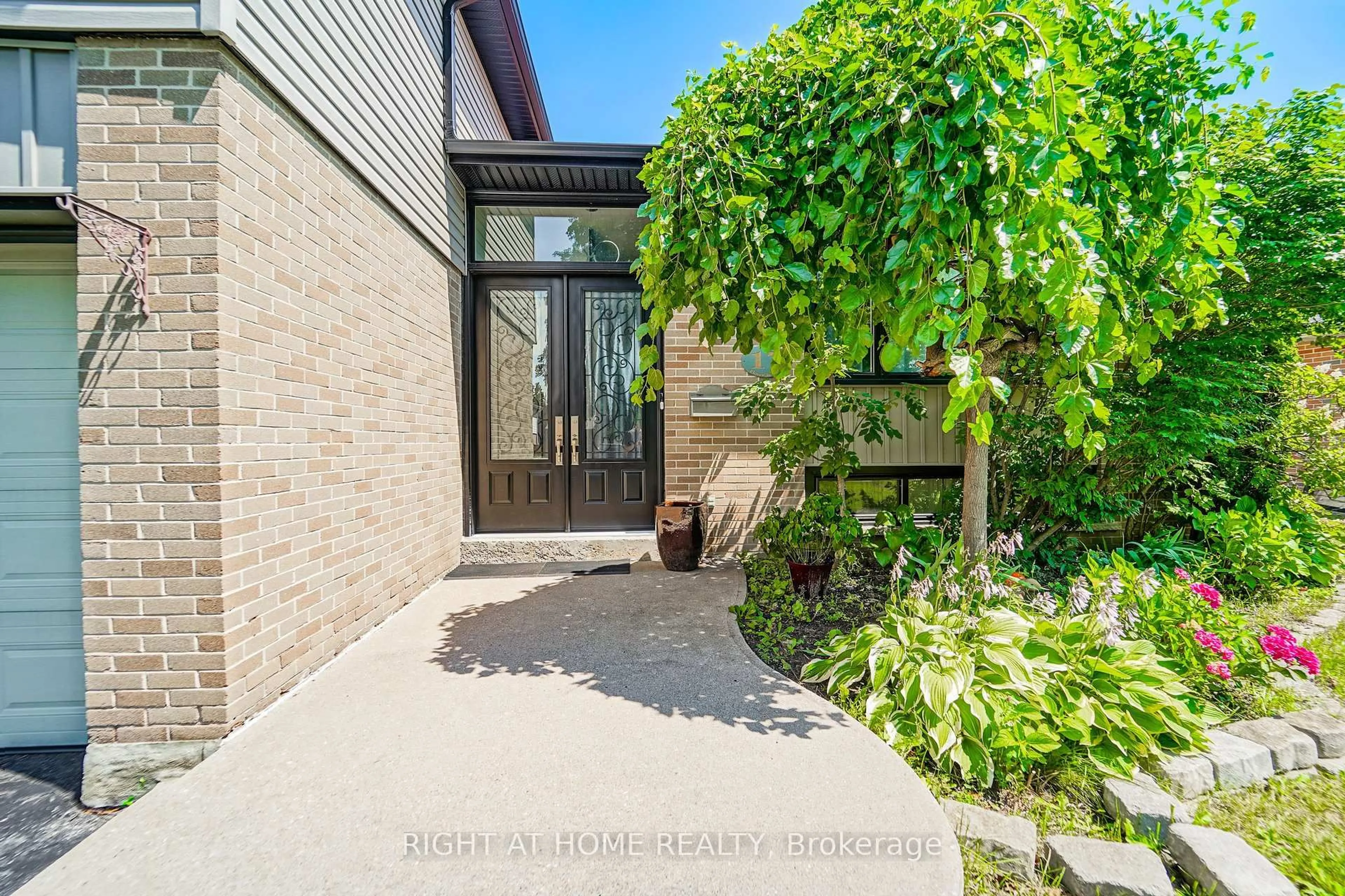 Patio, street for 17 Clover Ave, Barrie Ontario L4N 3M7