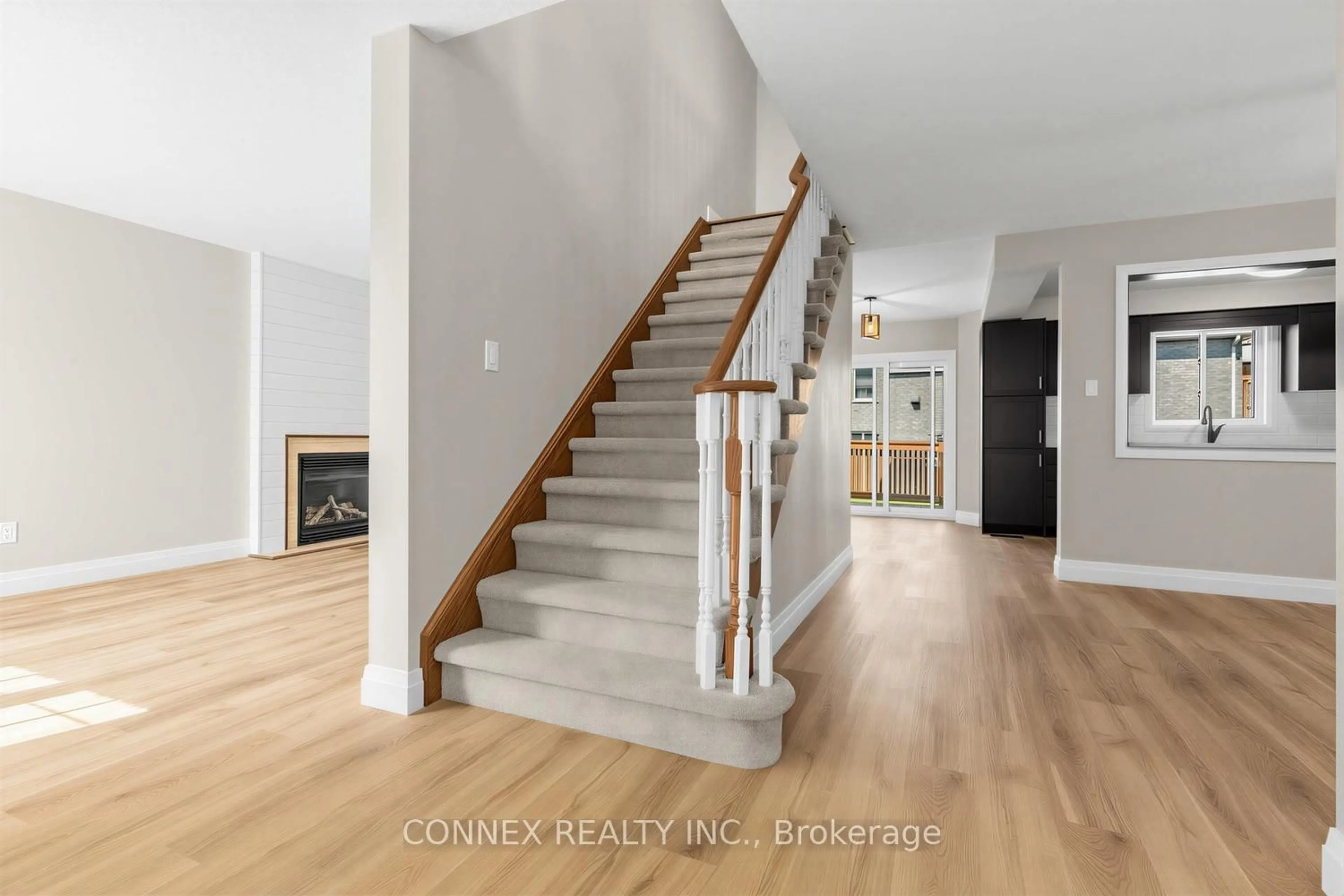 Indoor entryway for 16 Mcavoy Dr, Barrie Ontario L4N 0R1