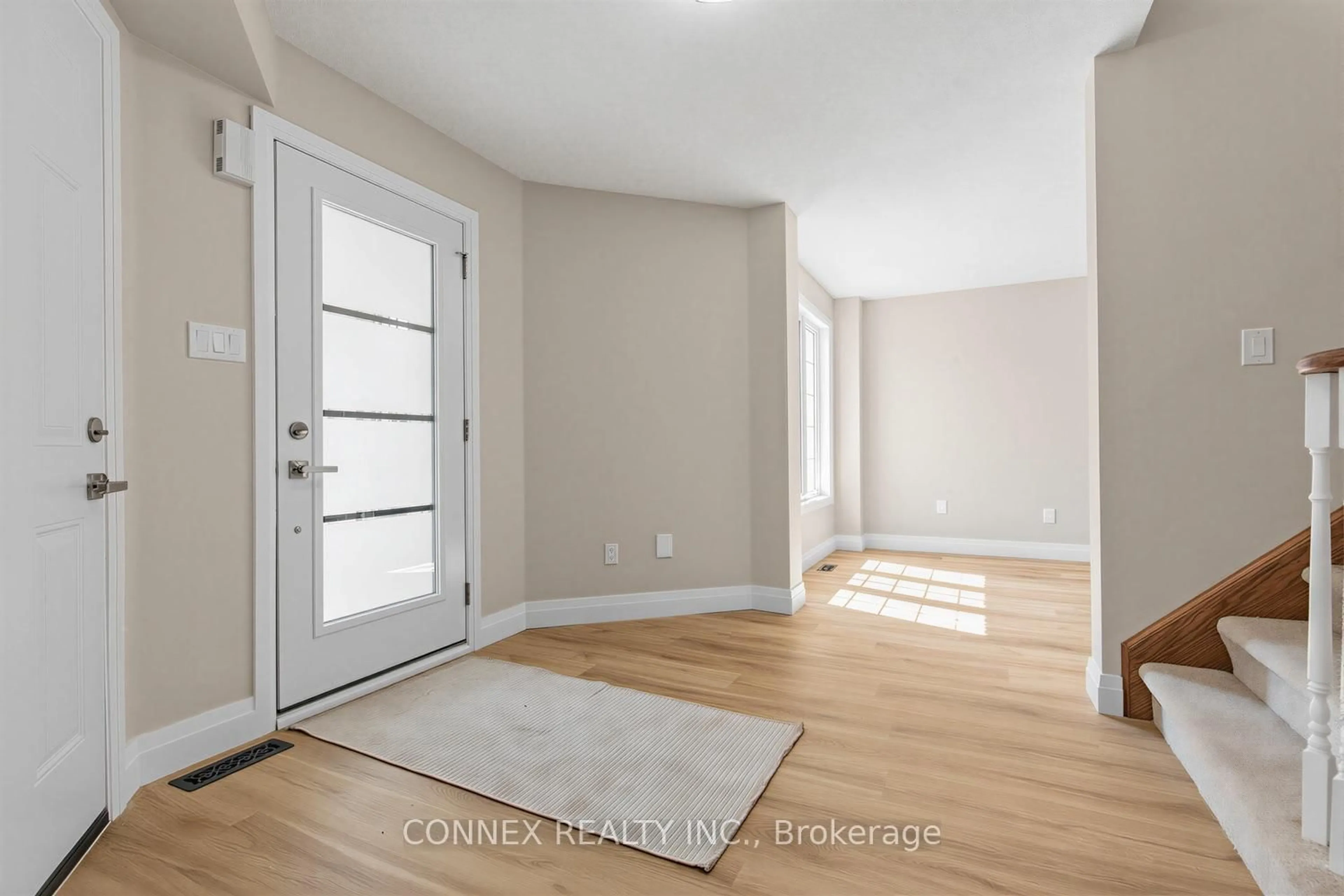 Indoor entryway for 16 Mcavoy Dr, Barrie Ontario L4N 0R1