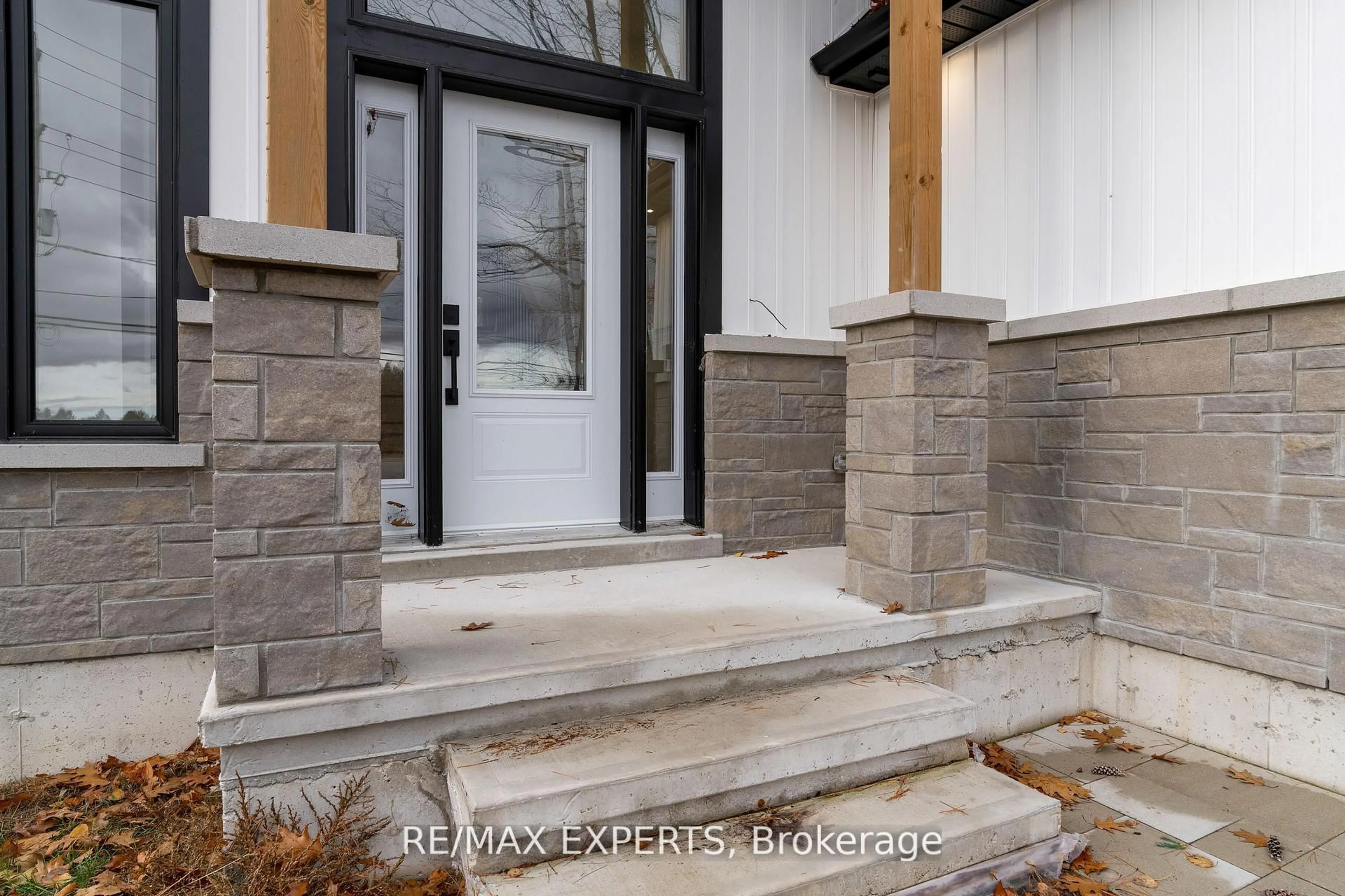 Indoor entryway for 506 Golf Course Rd, Wasaga Beach Ontario L9Z 1S5