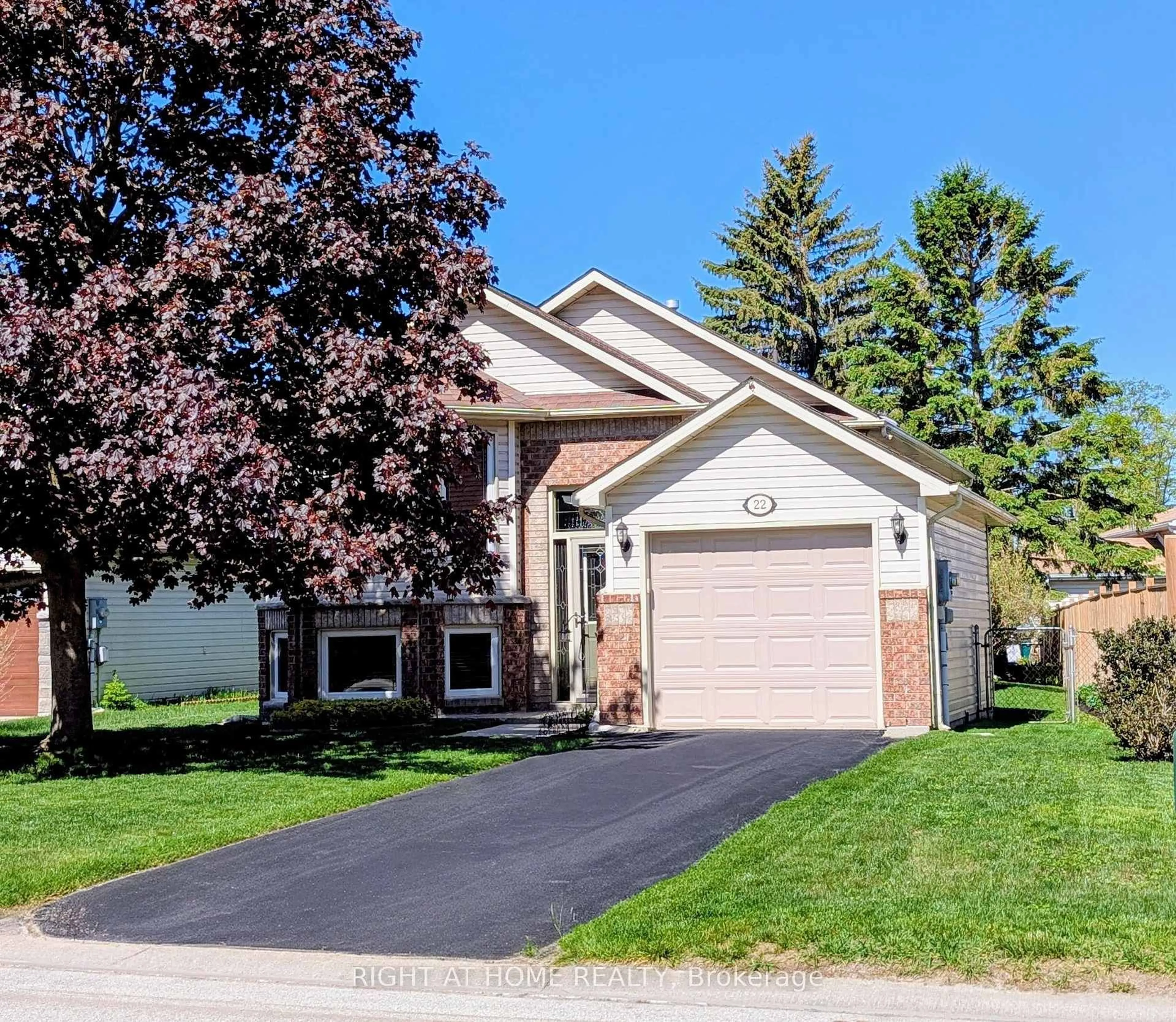 Home with vinyl exterior material, street for 22 Donald Cres, Wasaga Beach Ontario L9Z 1E1