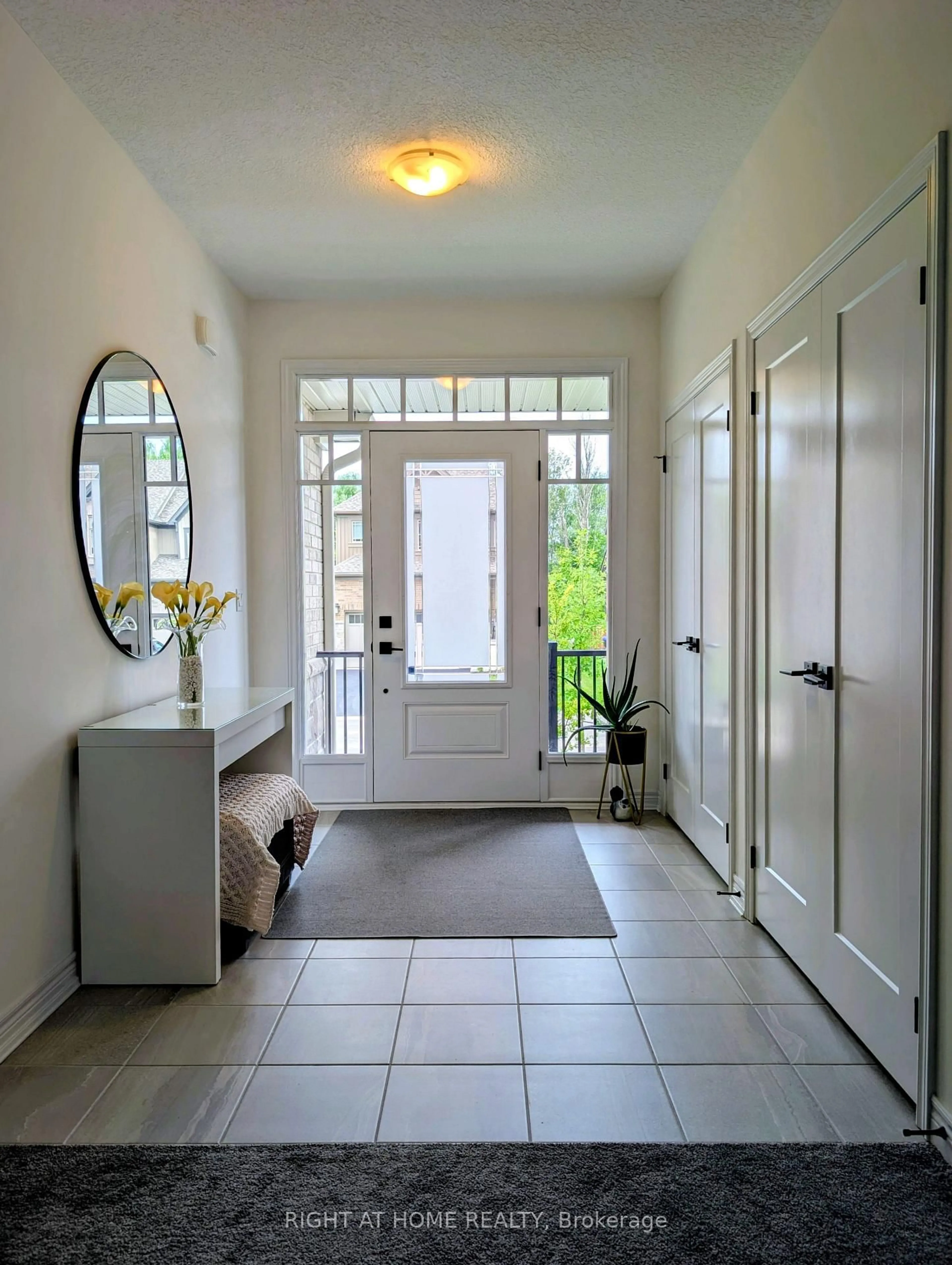 Indoor entryway for 155 Plewes Dr, Collingwood Ontario L9Y 5M5