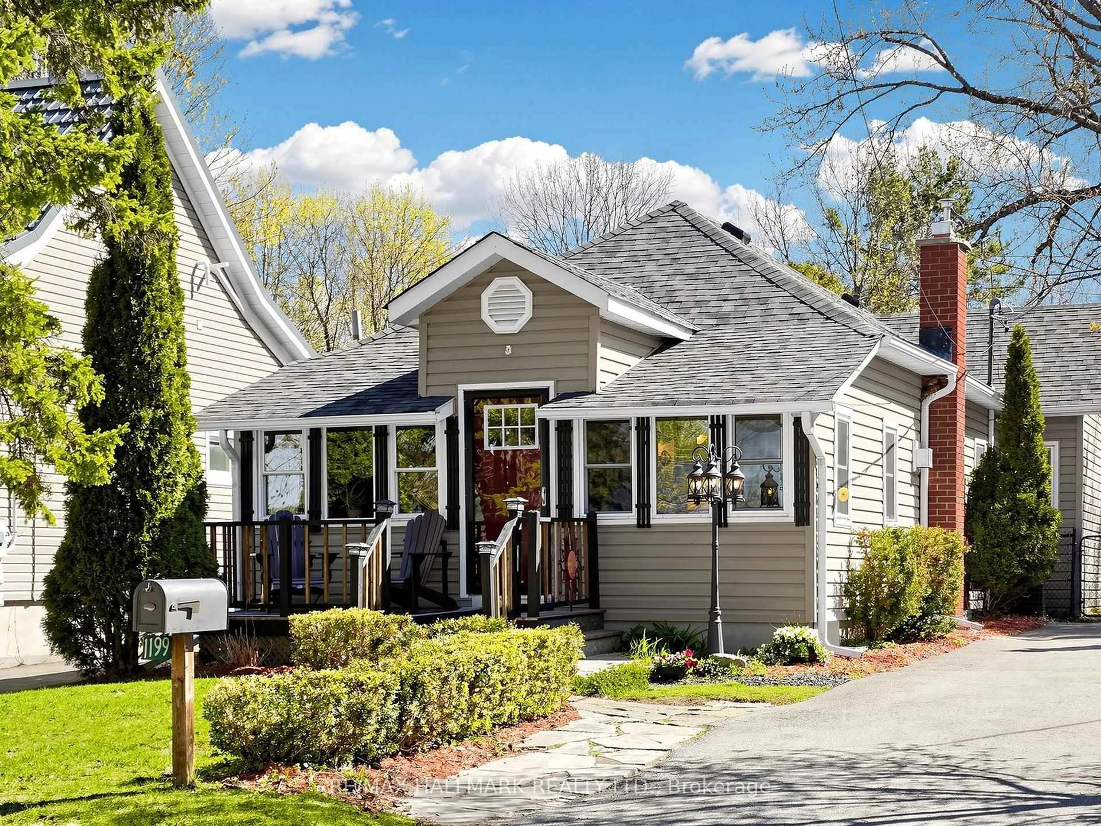 Home with vinyl exterior material, street for 1199 Line 15, Oro-Medonte Ontario L3V 8J1