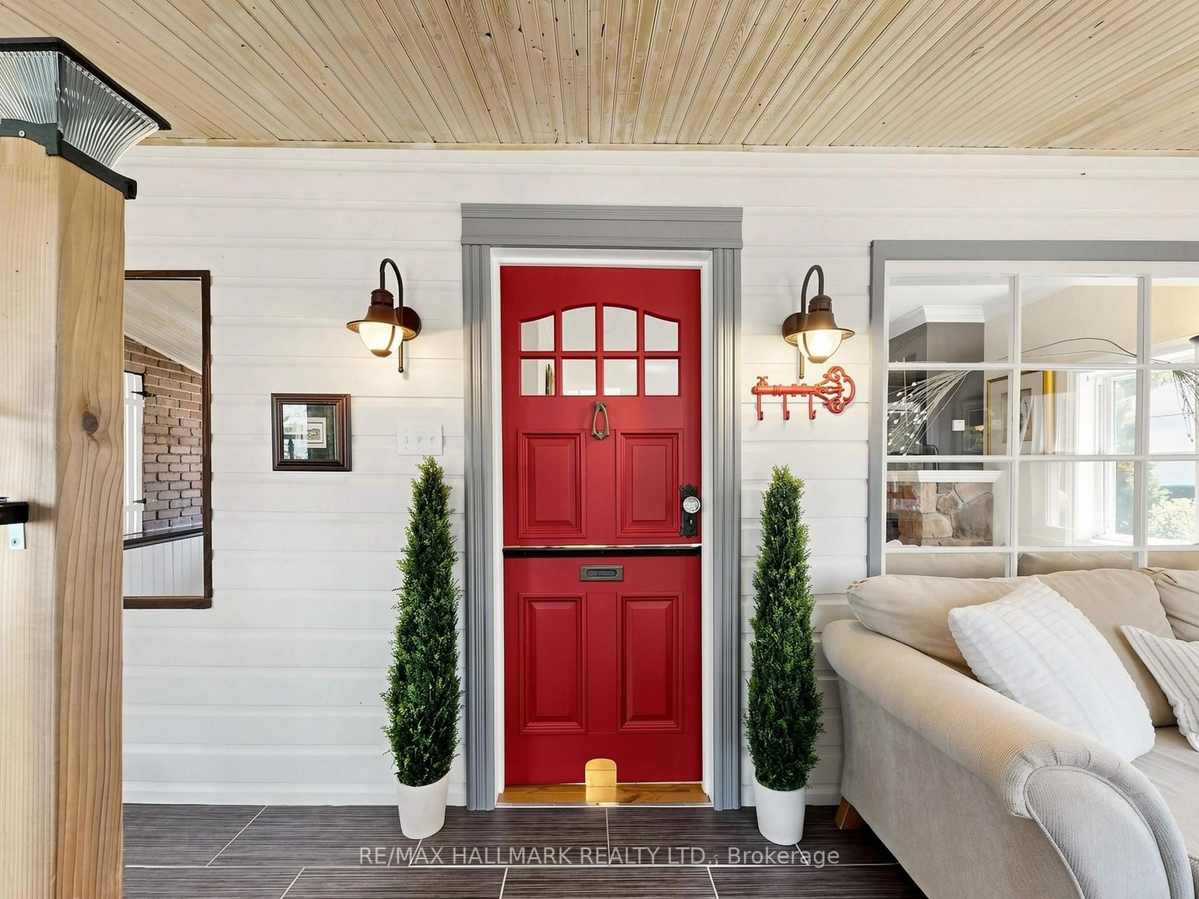 Indoor entryway for 1199 Line 15, Oro-Medonte Ontario L3V 8J1