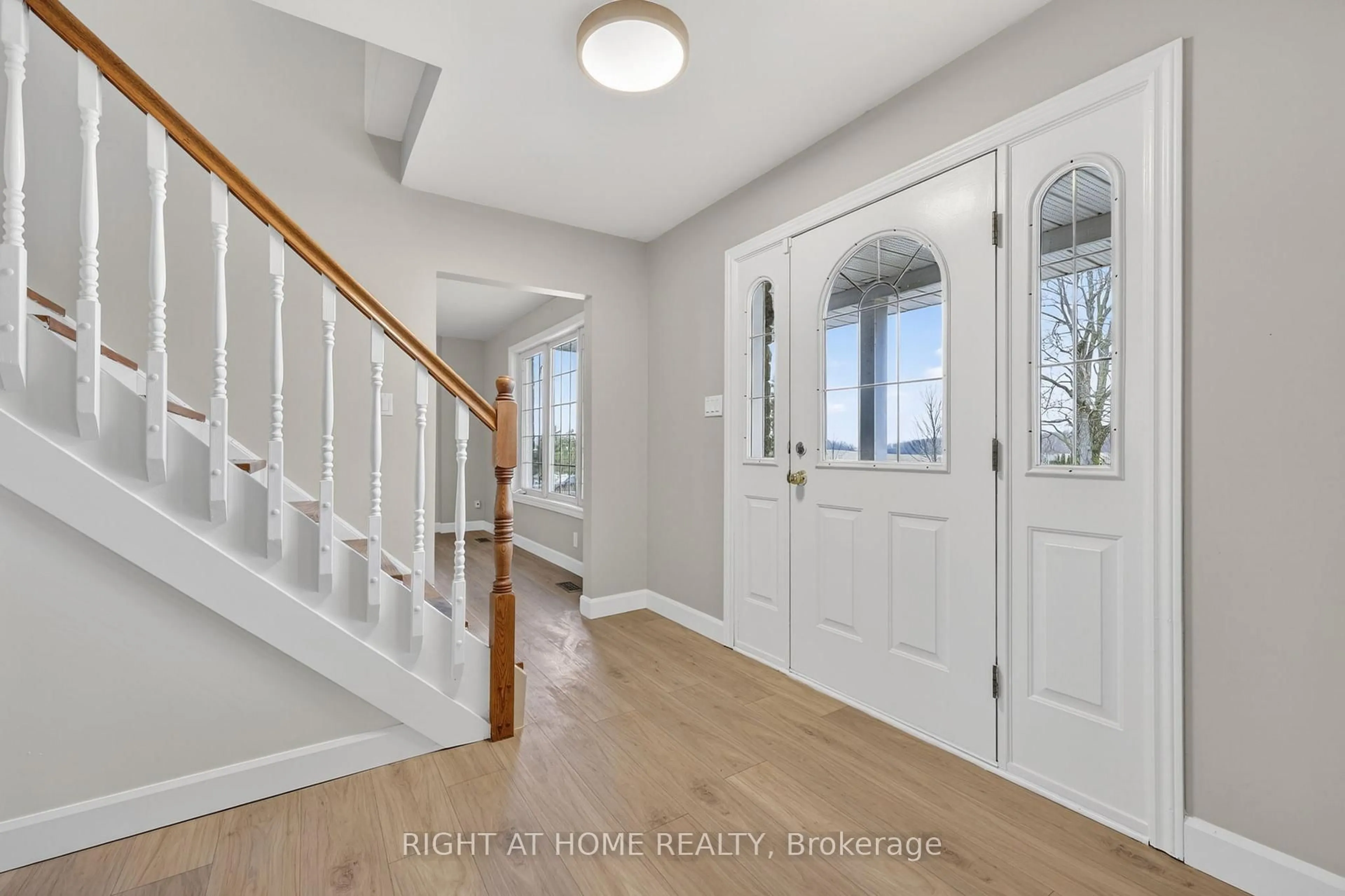 Indoor entryway for 6435 12/13 Stayner Sdrd, Clearview Ontario L0M 1S0