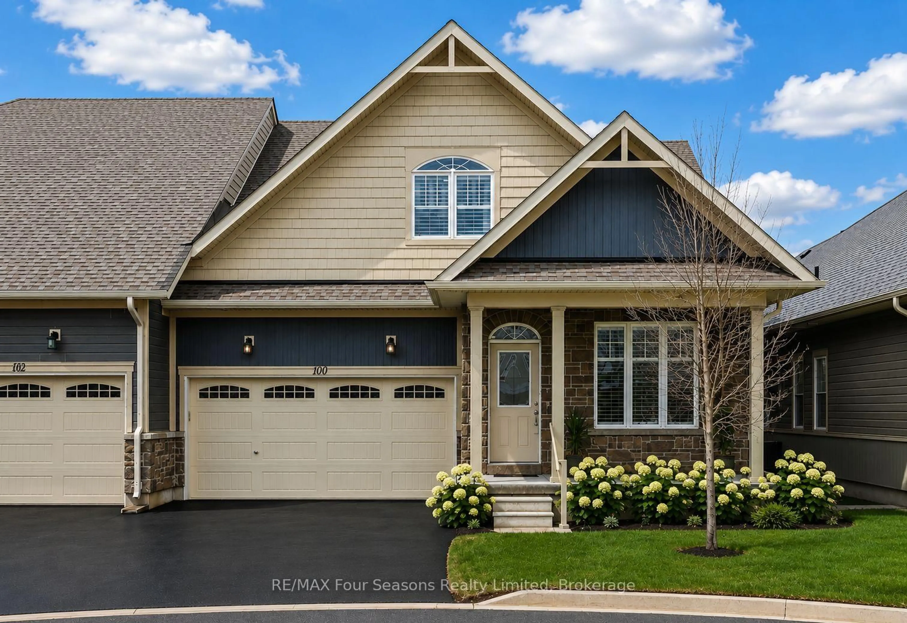 Home with vinyl exterior material, street for 100 Kari Cres, Collingwood Ontario L9Y 5B4