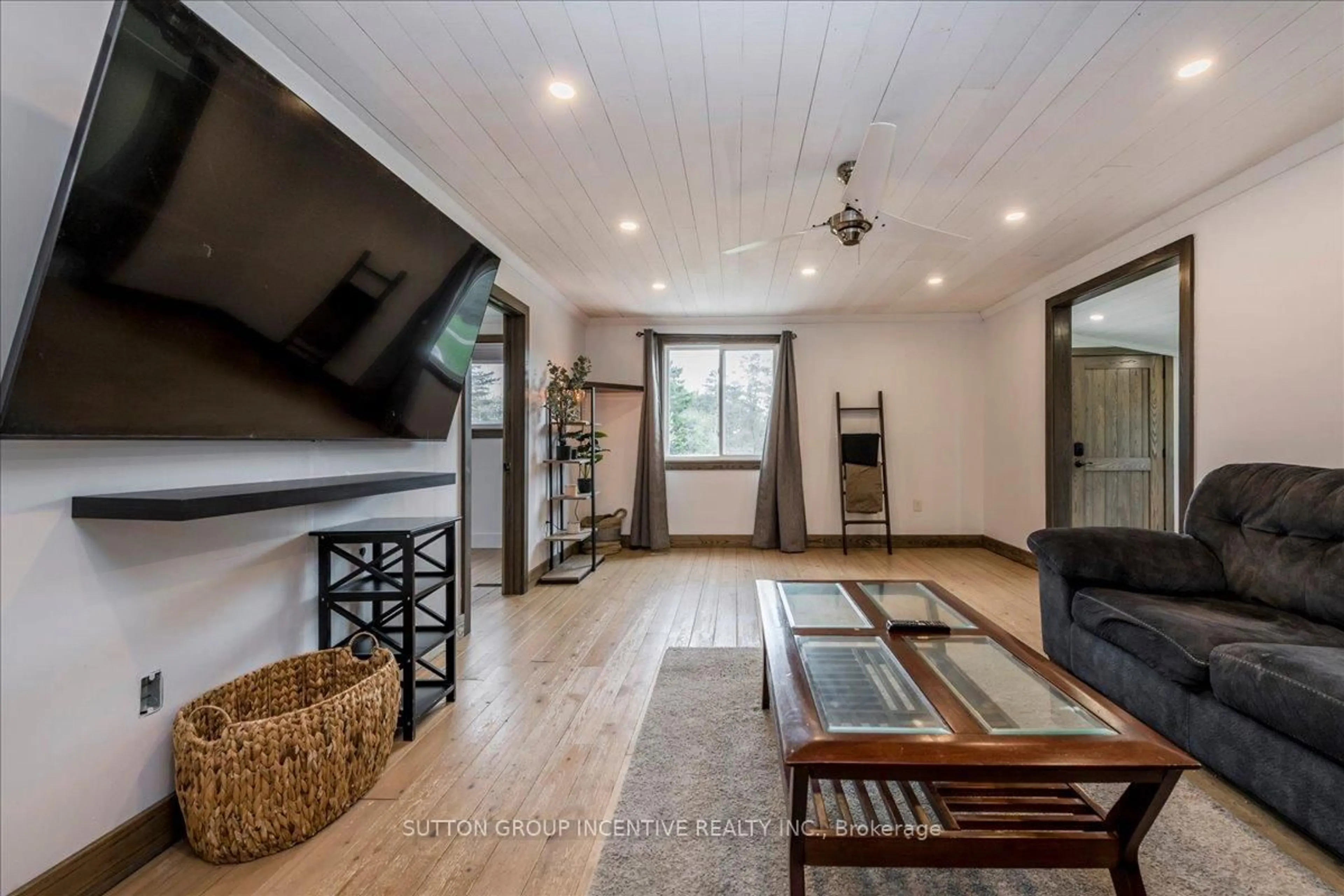 Home theater for 1823 Coopers Falls Rd, Ramara Ontario L0K 2B0