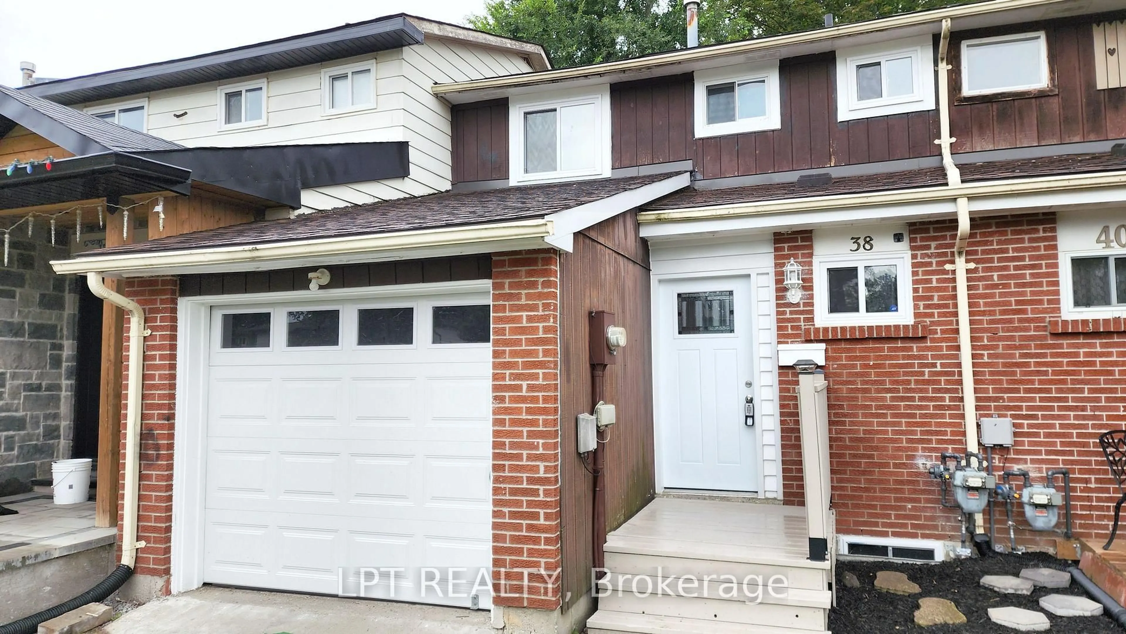 Home with brick exterior material, street for 38 Chaucer Cres, Barrie Ontario L4N 4T7