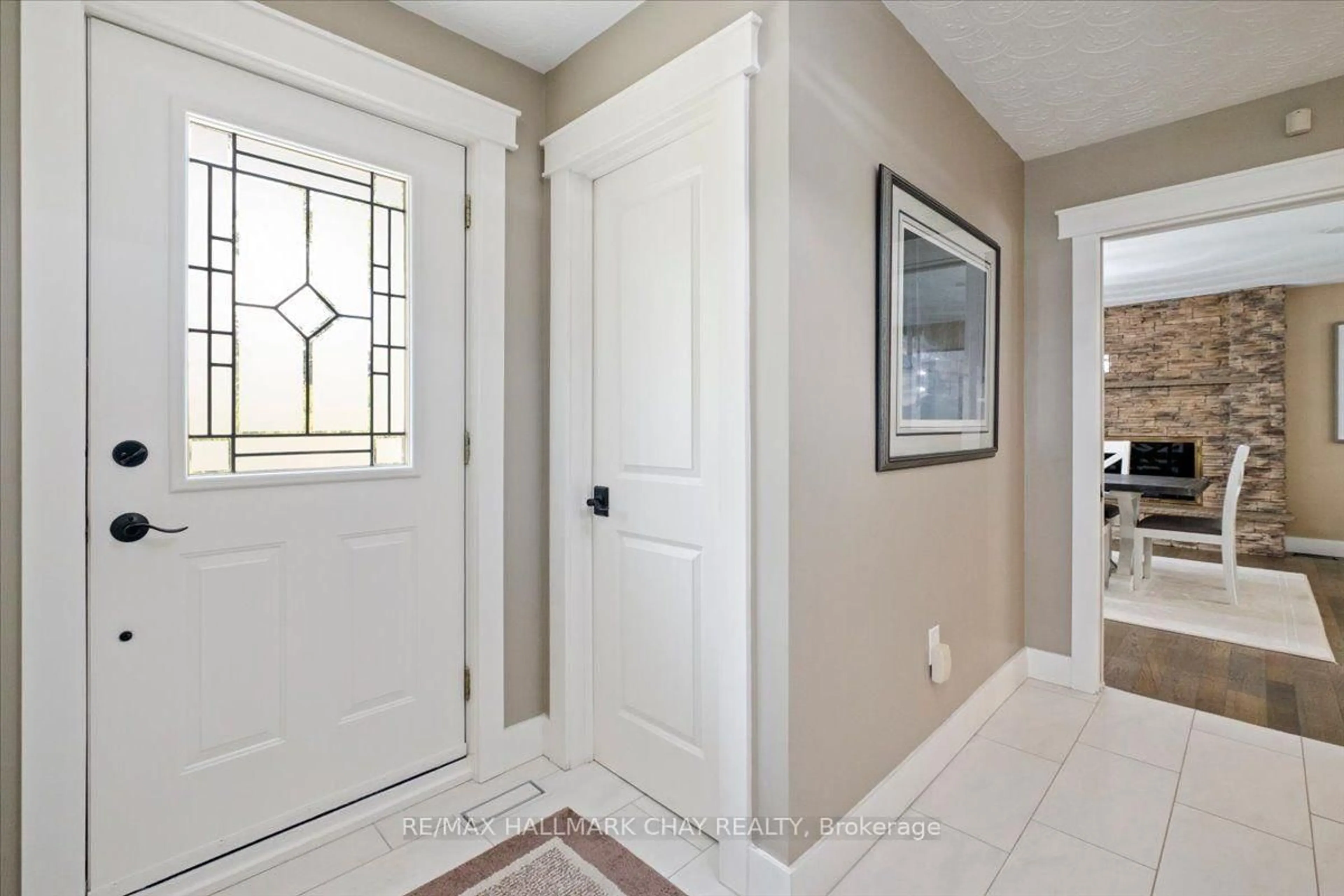 Indoor entryway for 11 Park Tr, Springwater Ontario L9X 0L3