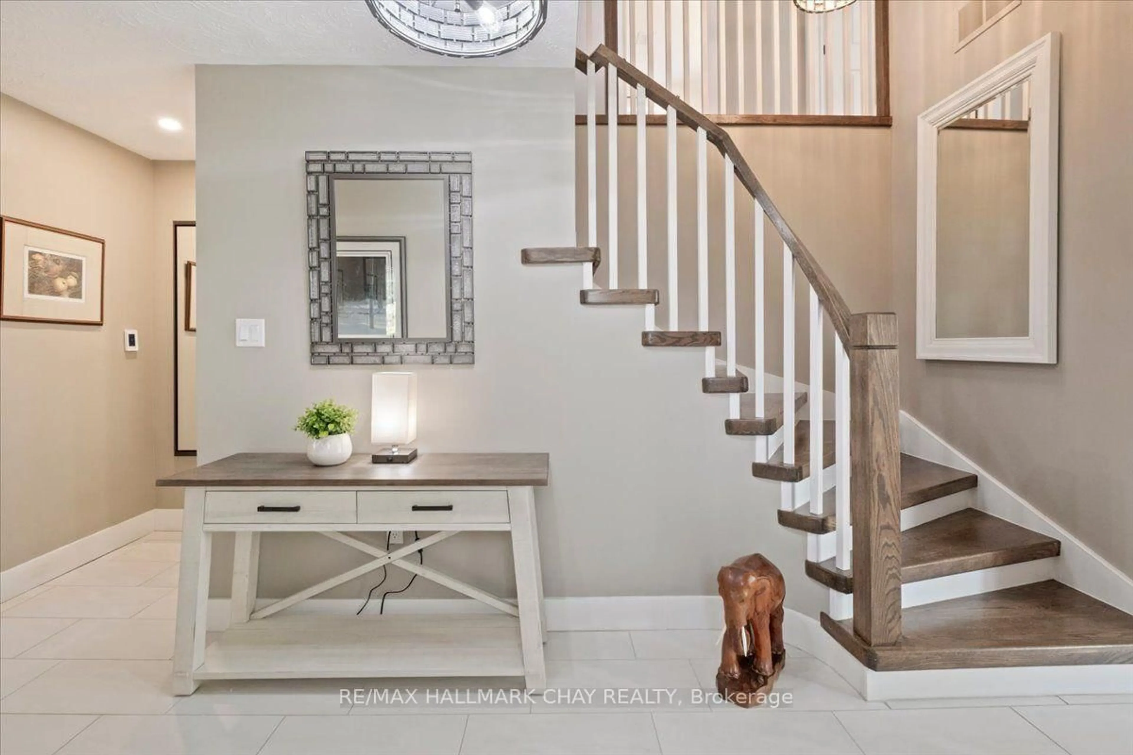 Indoor entryway for 11 Park Tr, Springwater Ontario L9X 0L3