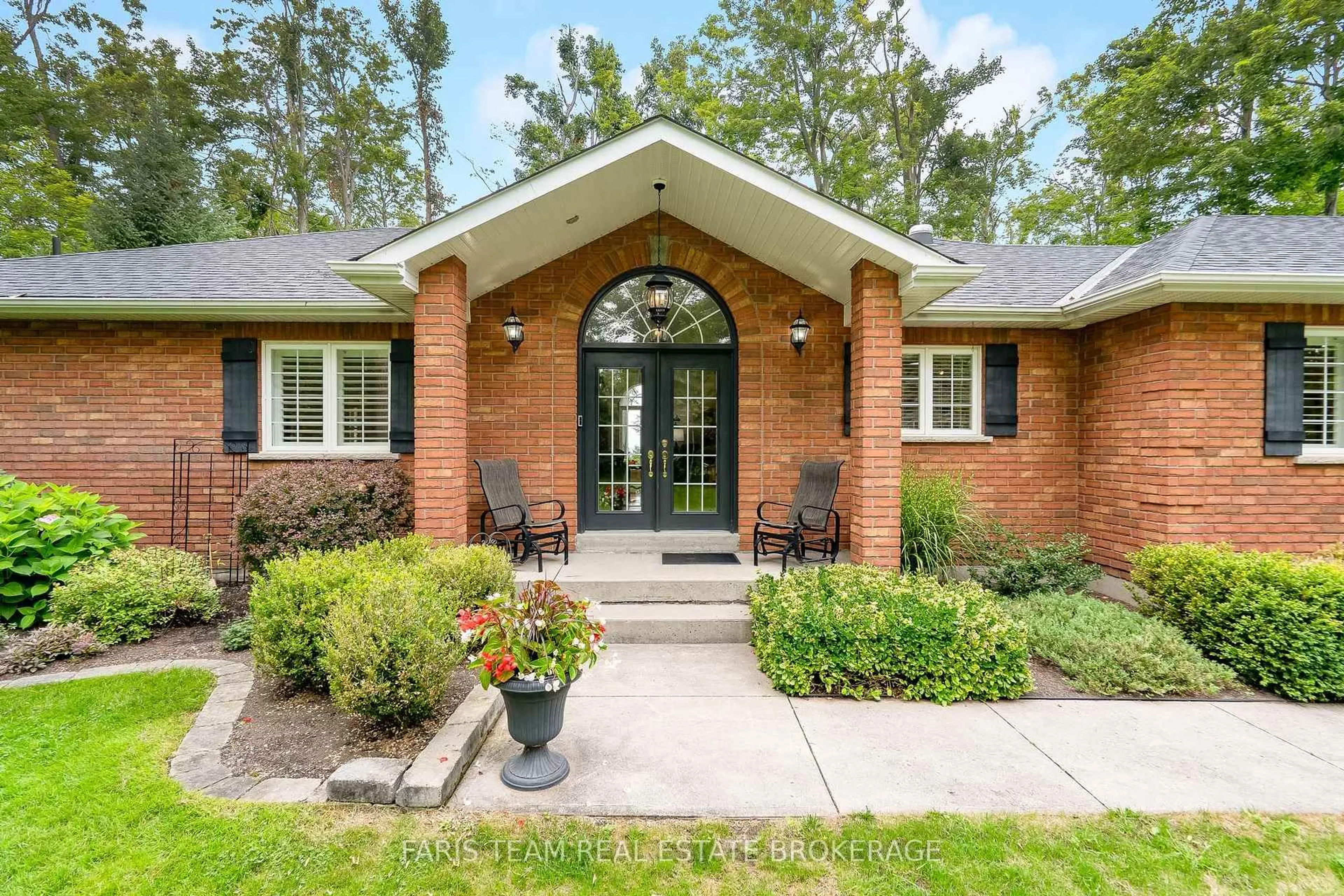Home with brick exterior material, street for 10 Green Mountain Crt, Oro-Medonte Ontario L0L 2L0