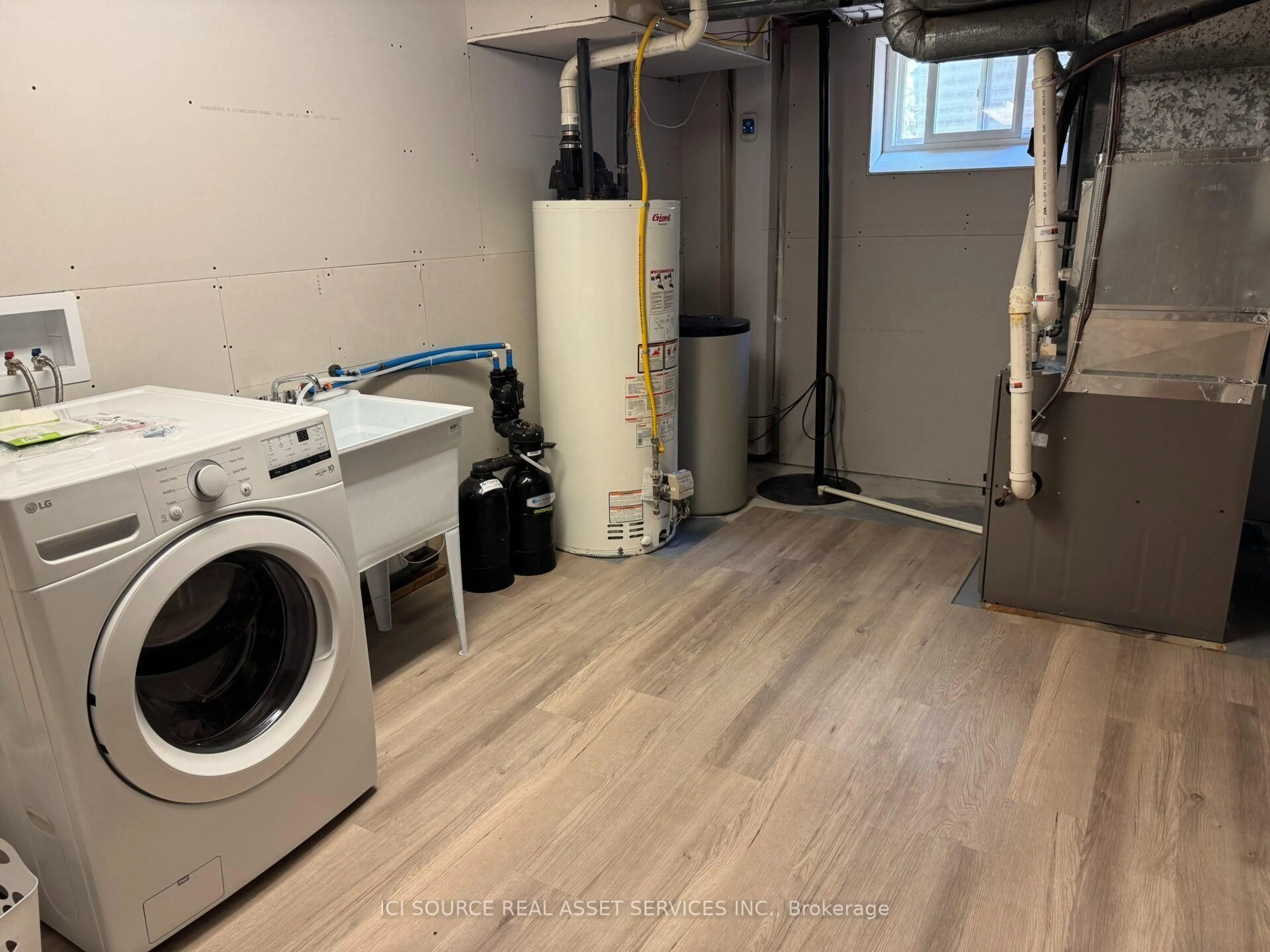 Laundry room for 95 Melrose Ave, Wasaga Beach Ontario L9Z 2T2
