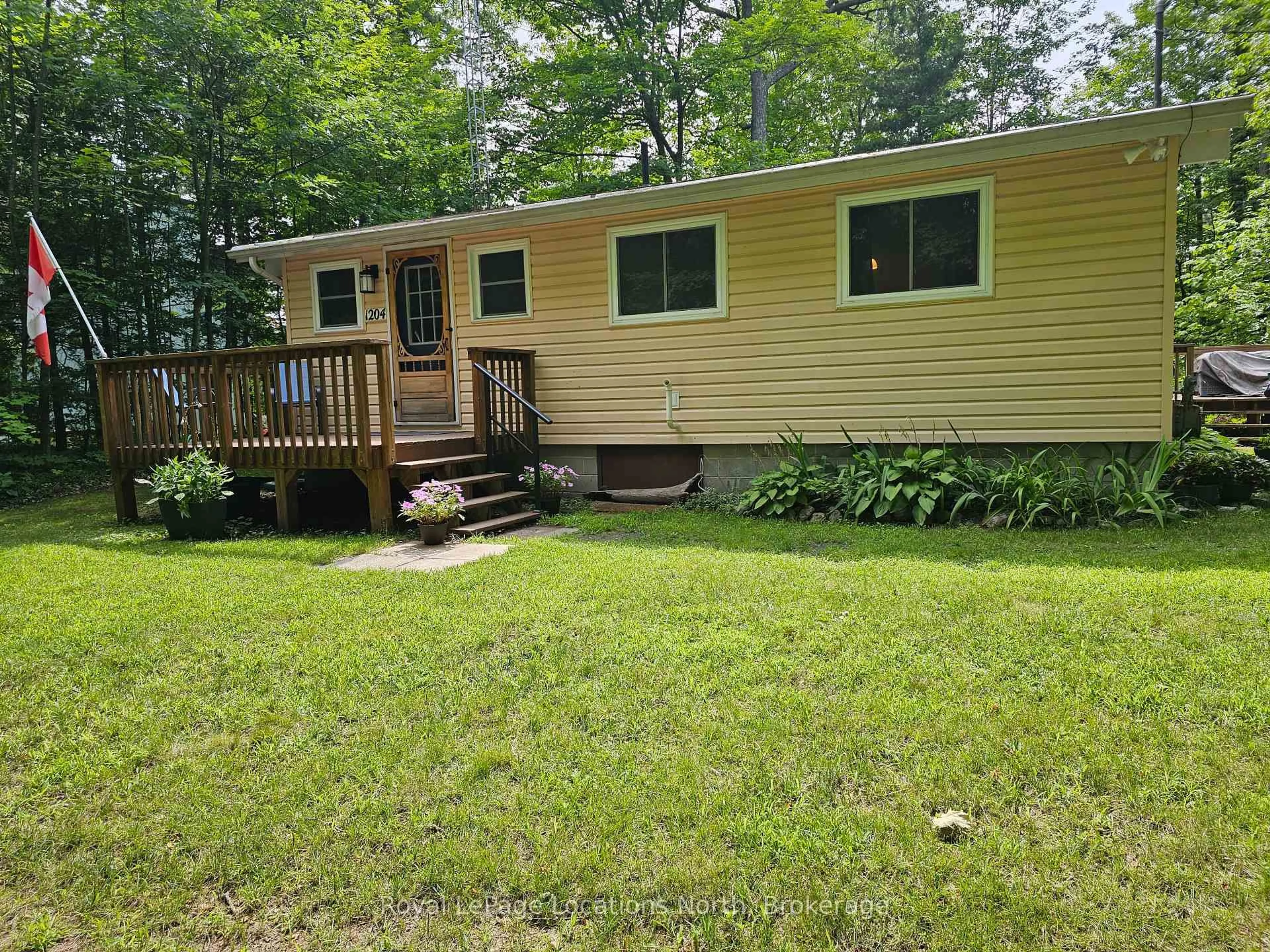 Home with vinyl exterior material, unknown for 1204 Tiny Beaches Road North Rd, Tiny Ontario L9M 0H7