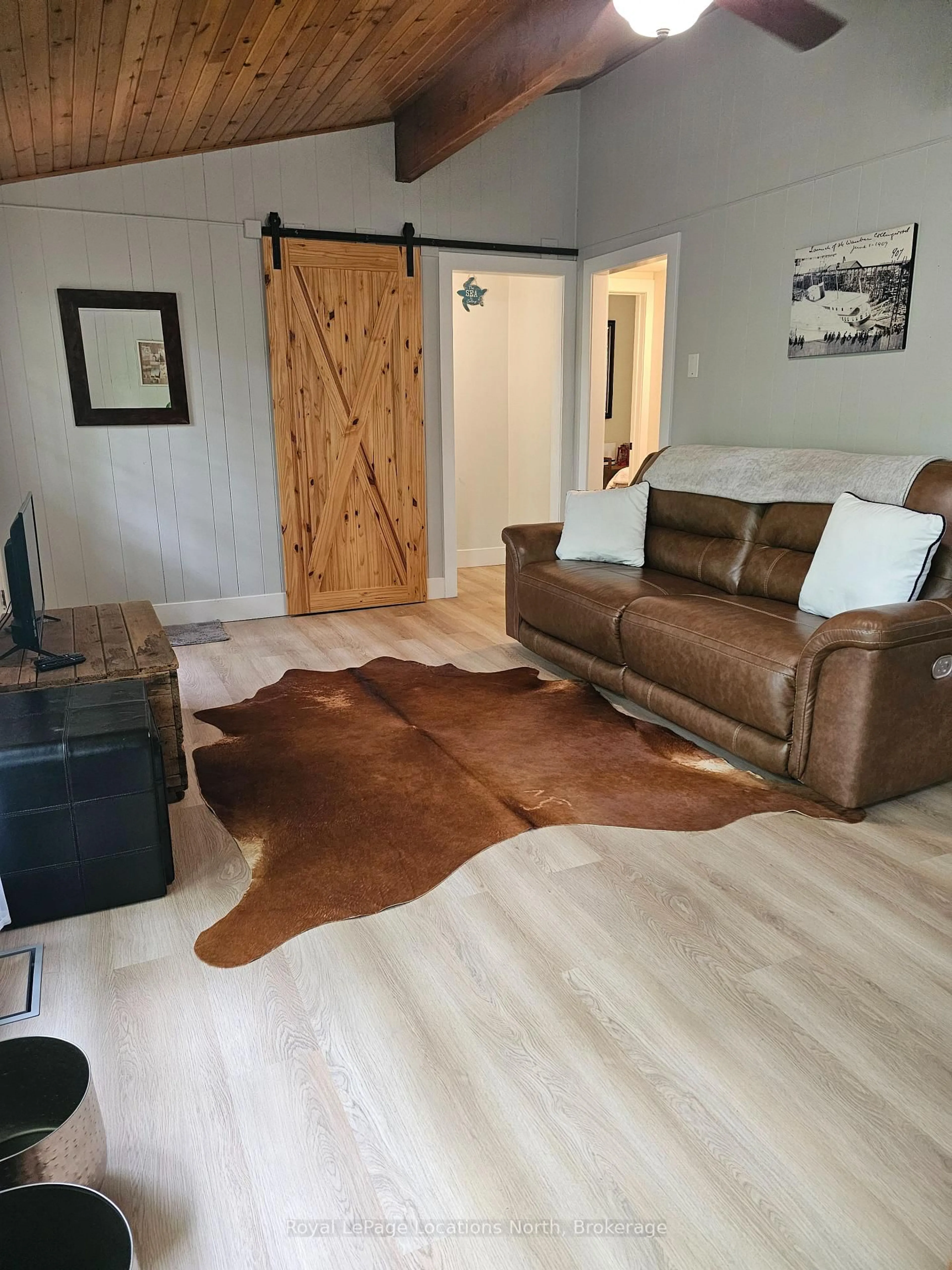 Living room with furniture, unknown for 1204 Tiny Beaches Road North Rd, Tiny Ontario L9M 0H7
