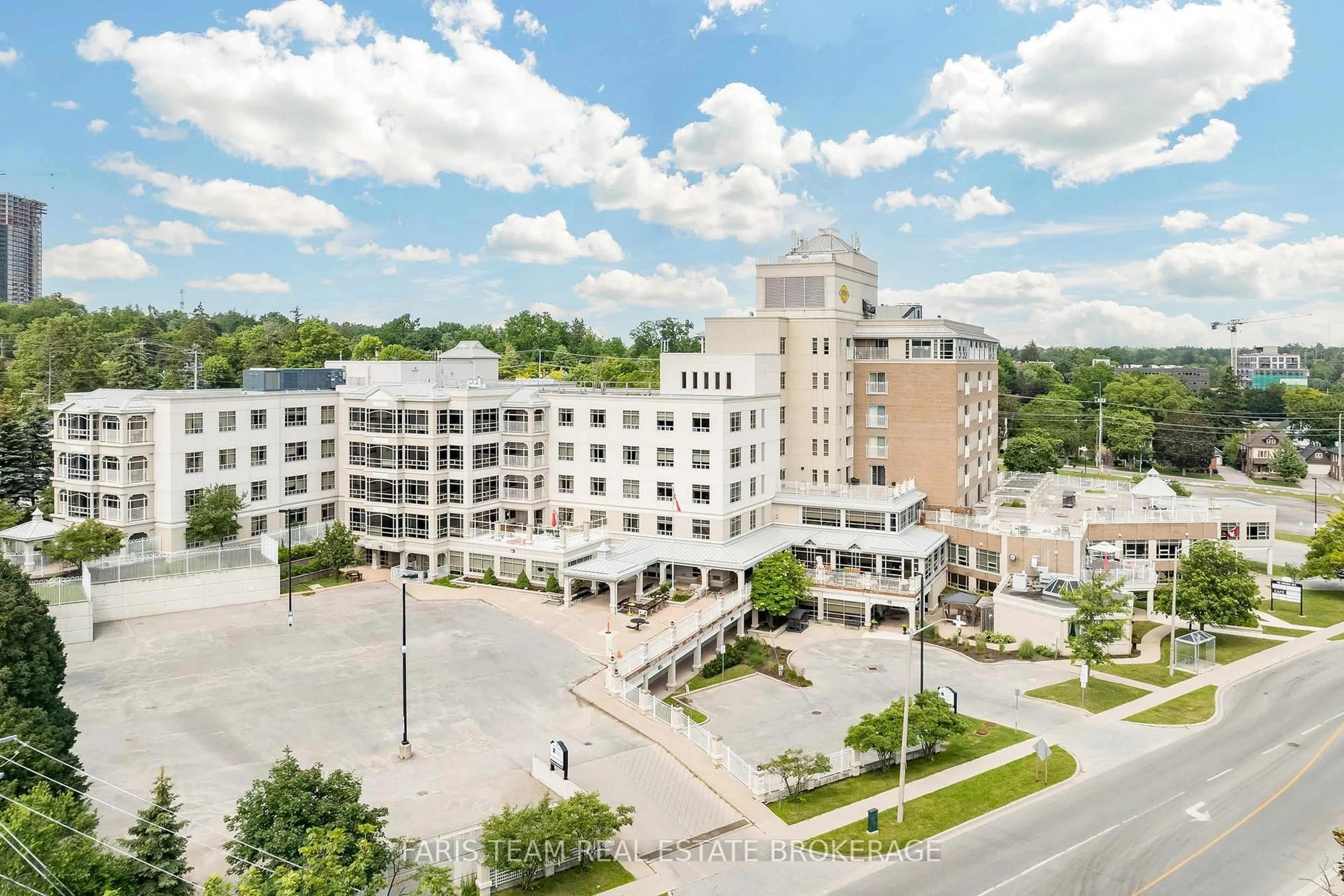 A pic from outside/outdoor area/front of a property/back of a property/a pic from drone, unknown for 74 Ross St #82, Barrie Ontario L4N 1G3