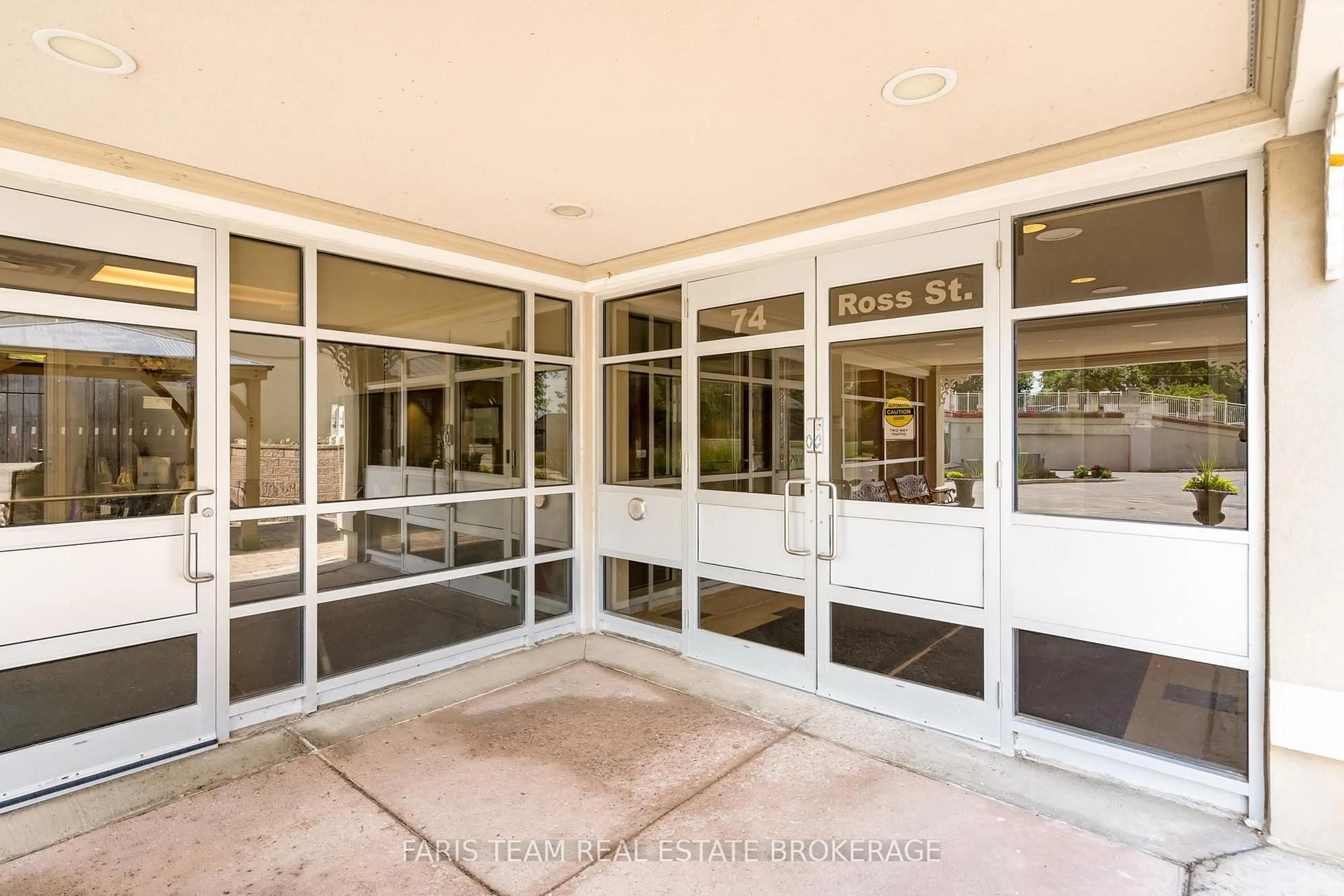 Indoor foyer for 74 Ross St #82, Barrie Ontario L4N 1G3